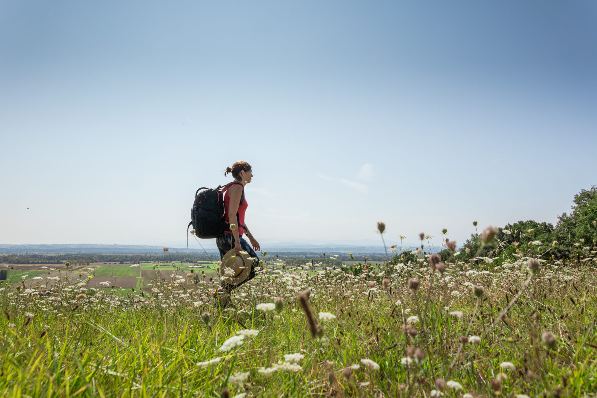 Randonneuse sur un sentier, Office de Tourisme Cœur de Garonne