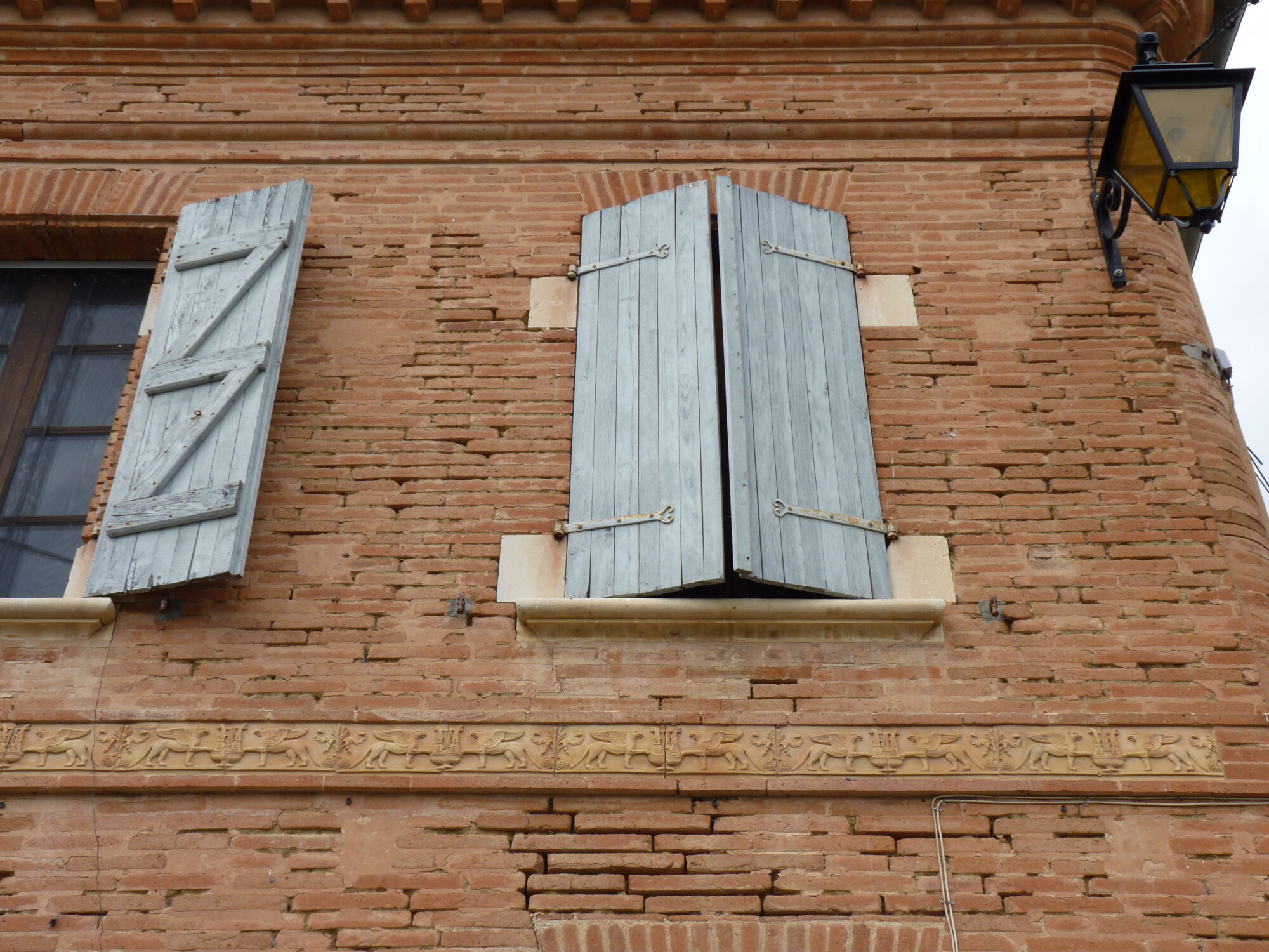Façade en brique et volets bleus d’une maison, Office de Tourisme Cœur de