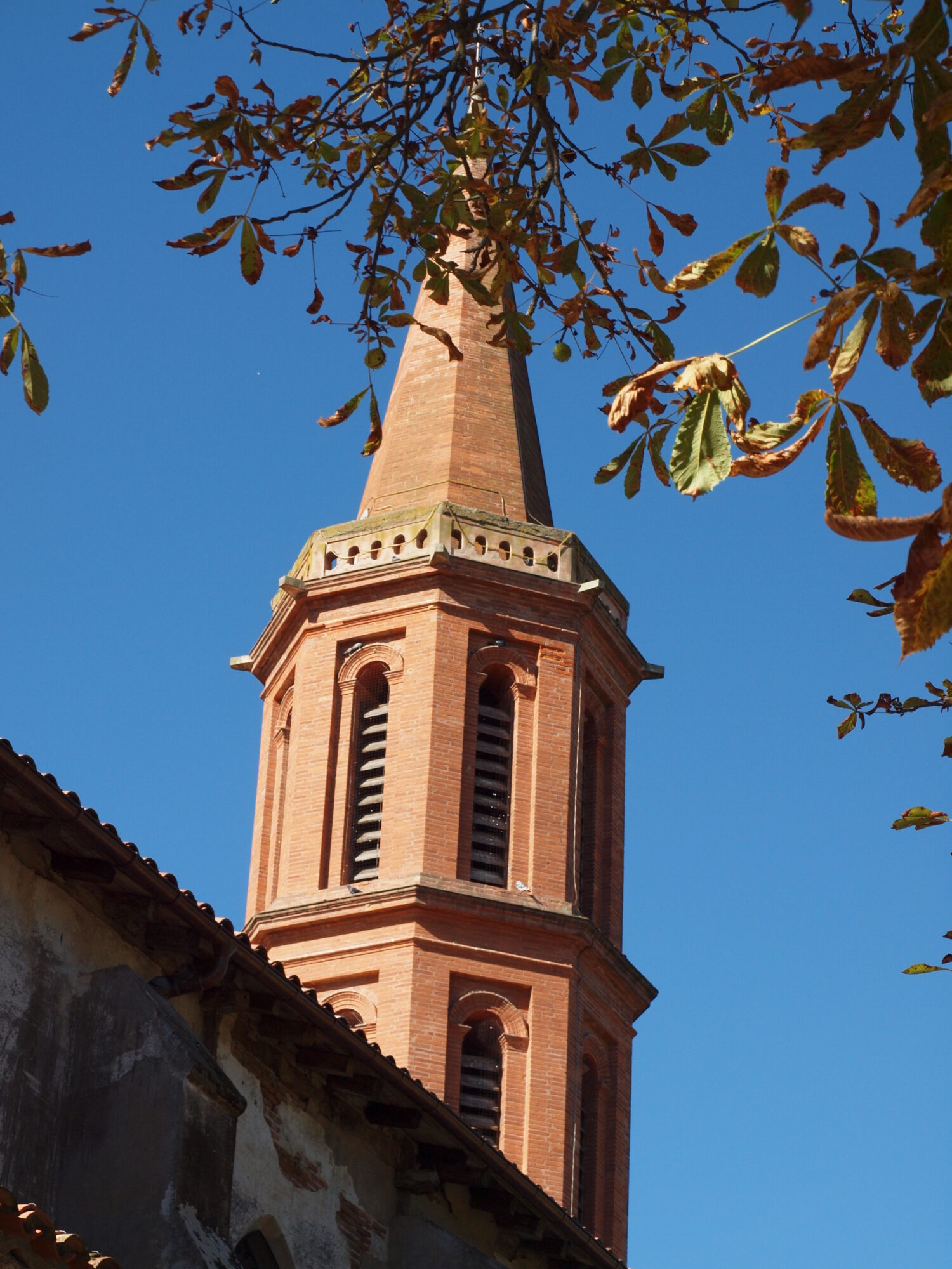 Clocher en brique d'une église, Office de Tourisme Cœur de Garonne