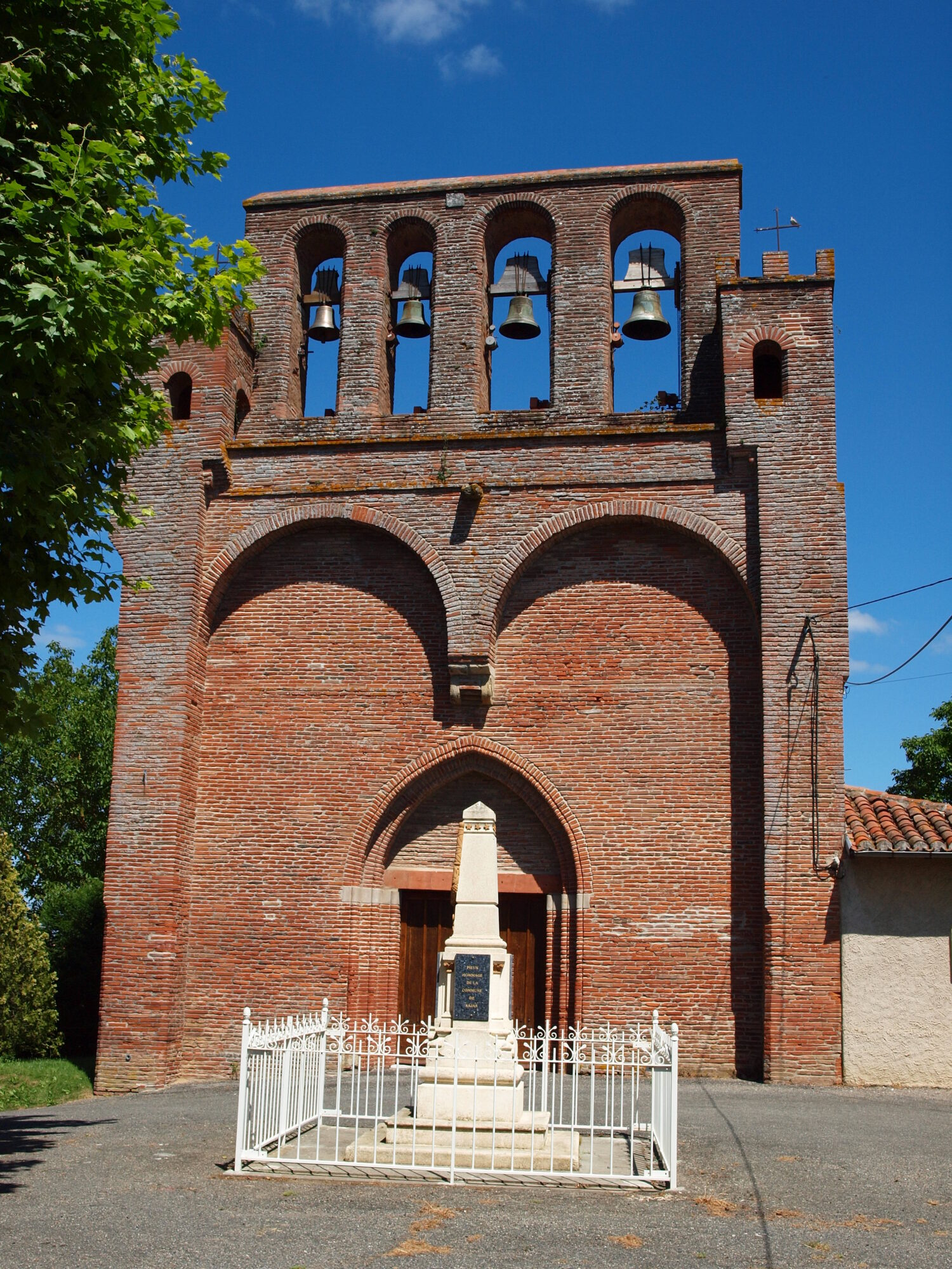 Façade en brique d’un clocher-mur avec cloches, Cœur de Garonne