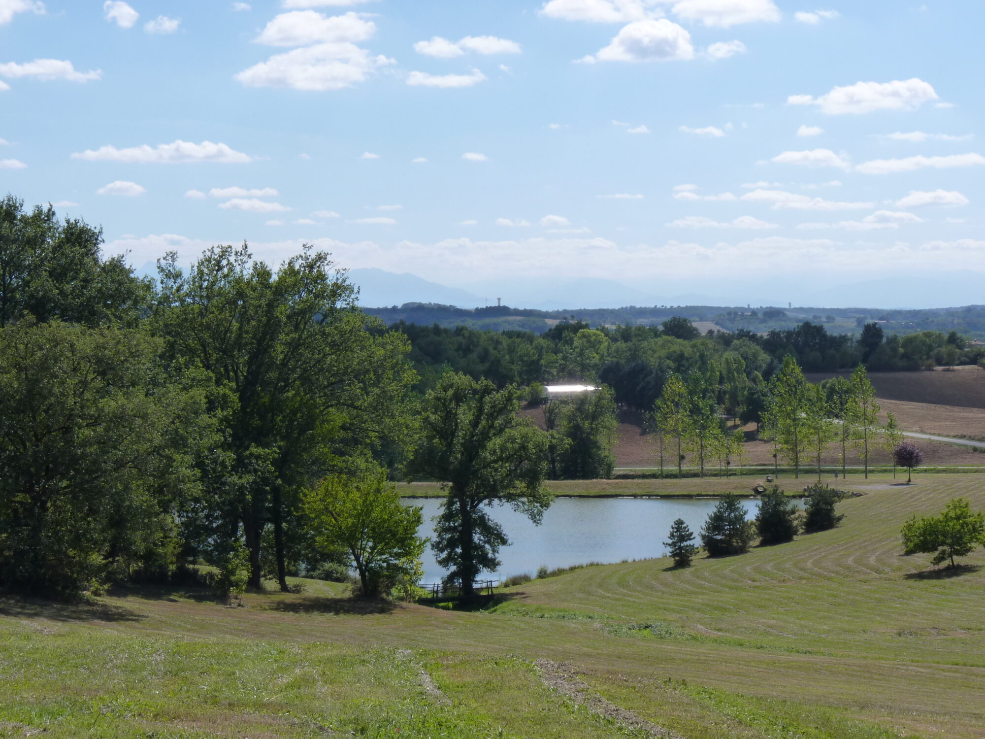 Paysage vallonné avec étang et arbres, Office de Tourisme Cœur de Garonne