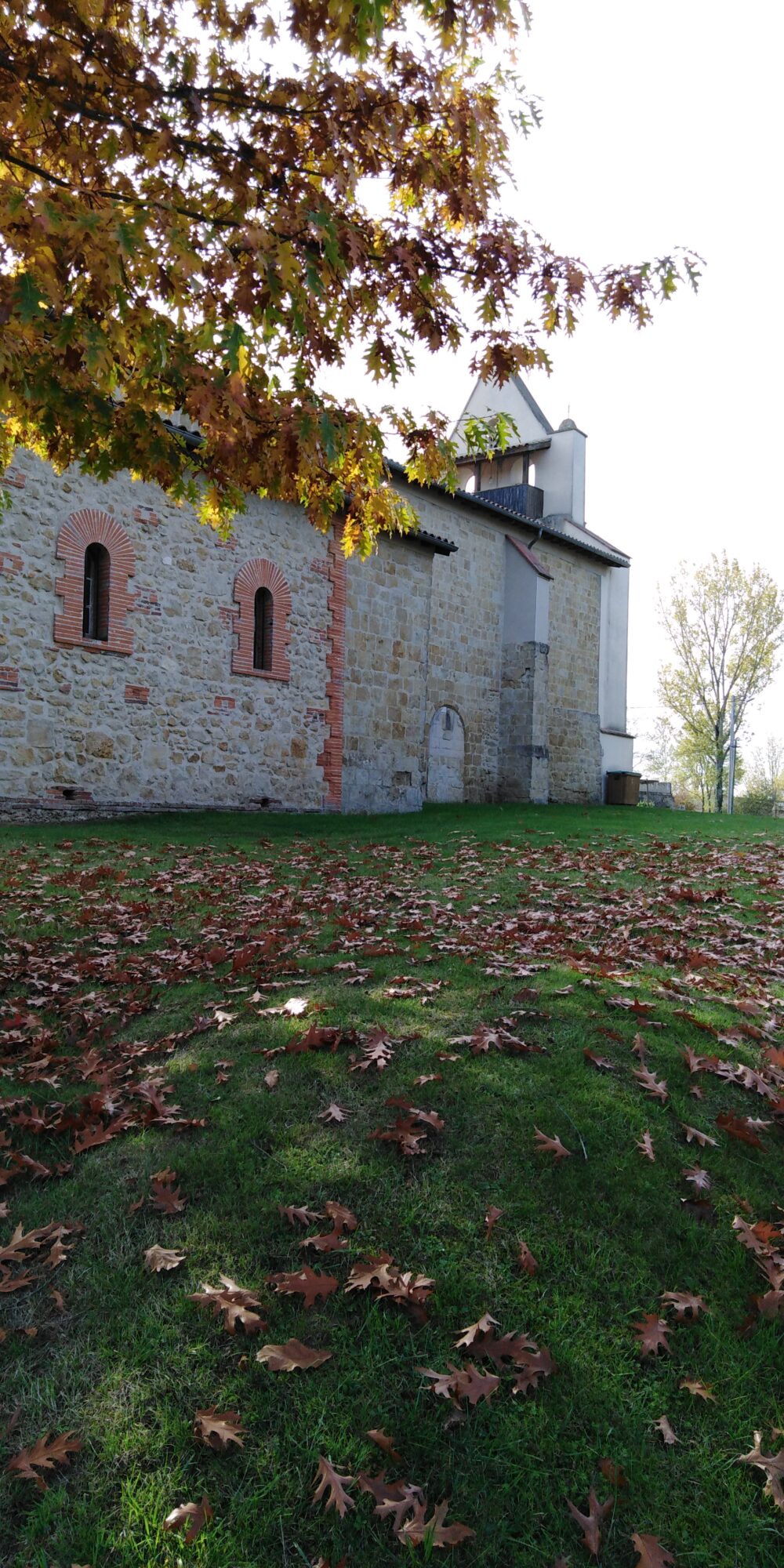 Église en pierre vue de côté, Office de Tourisme Cœur de Garonne
