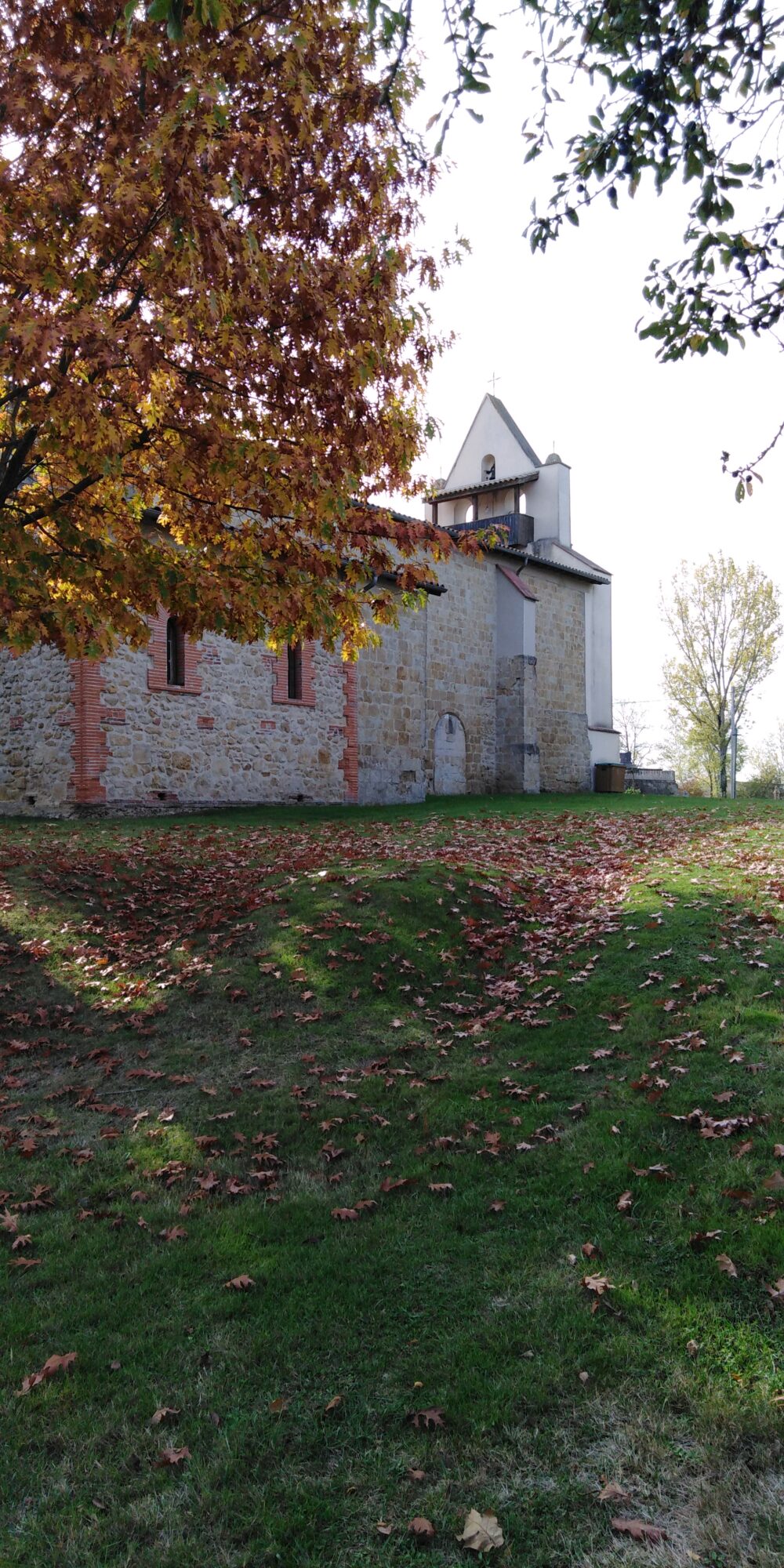 Église en pierre vue de côté, Office de Tourisme Cœur de Garonne