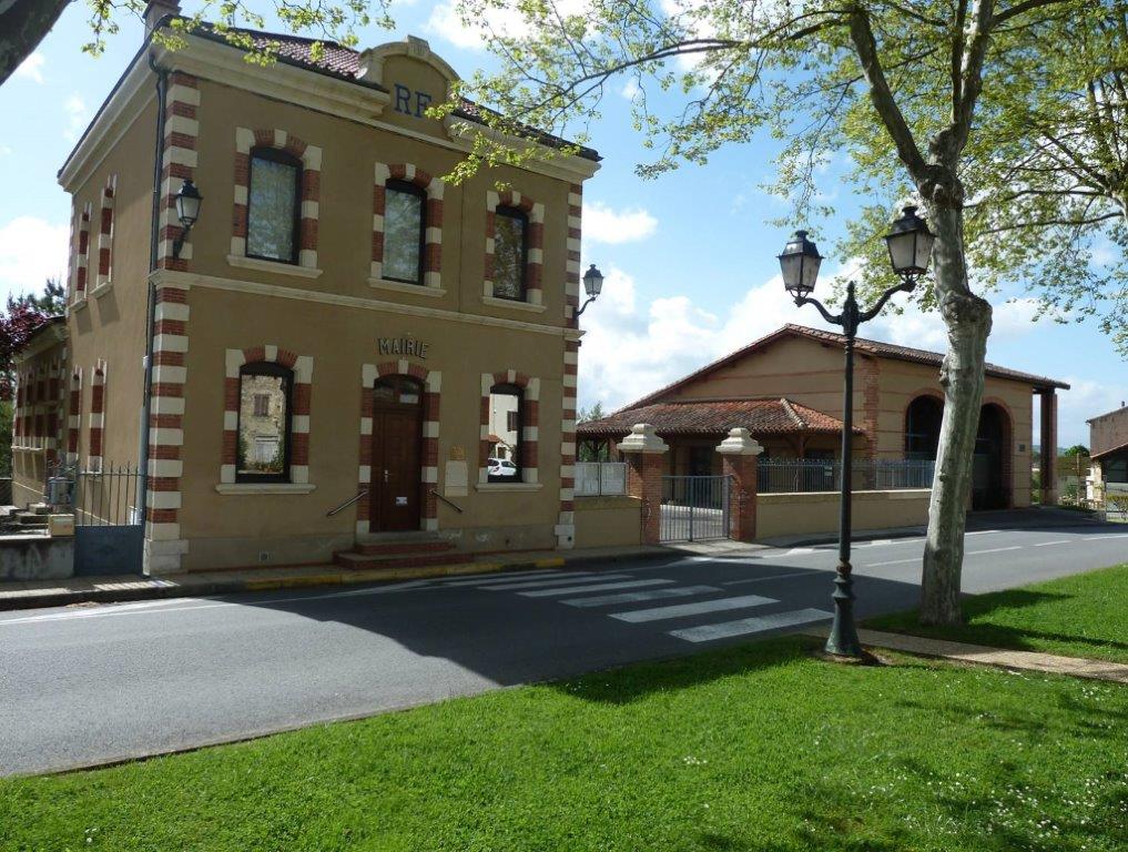 Mairie de Cœur de Garonne avec façade en briques et passage piéton