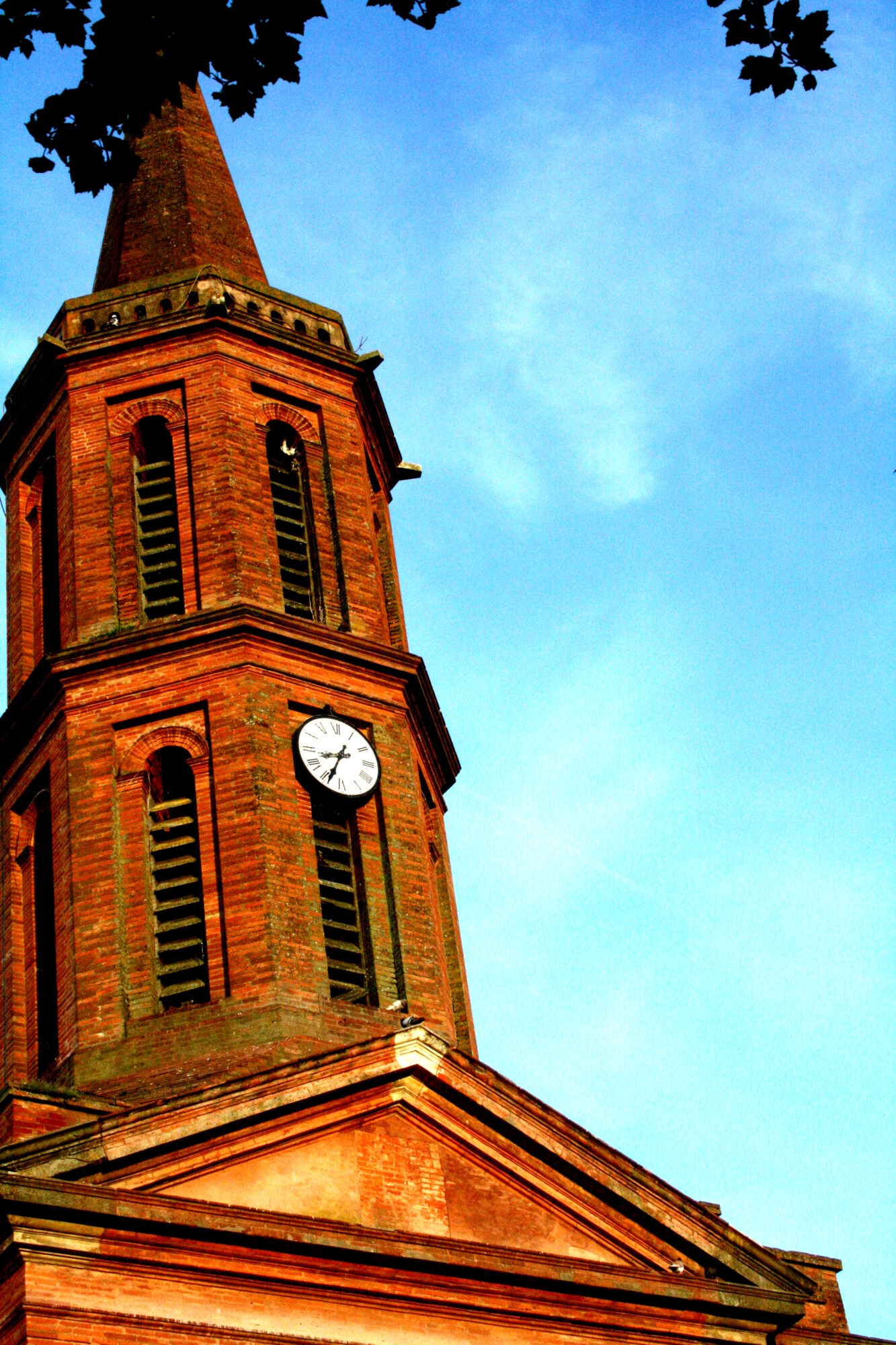 Clocher en brique avec horloge, Office de Tourisme Cœur de Garonne
