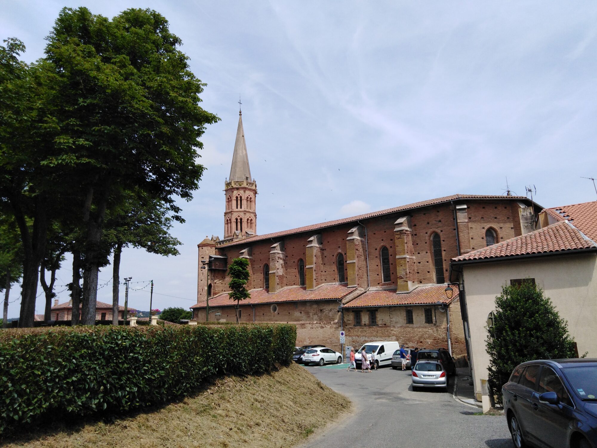 Église en brique à clocher pointu, Office de Tourisme Cœur de Garonne