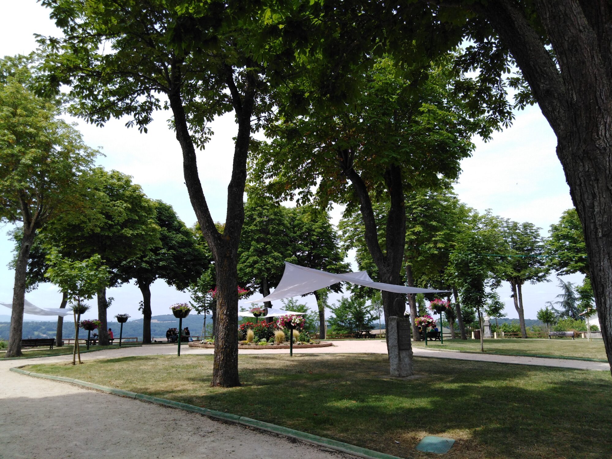 Parc arboré avec allées et monument, Office de Tourisme Cœur de Garonne