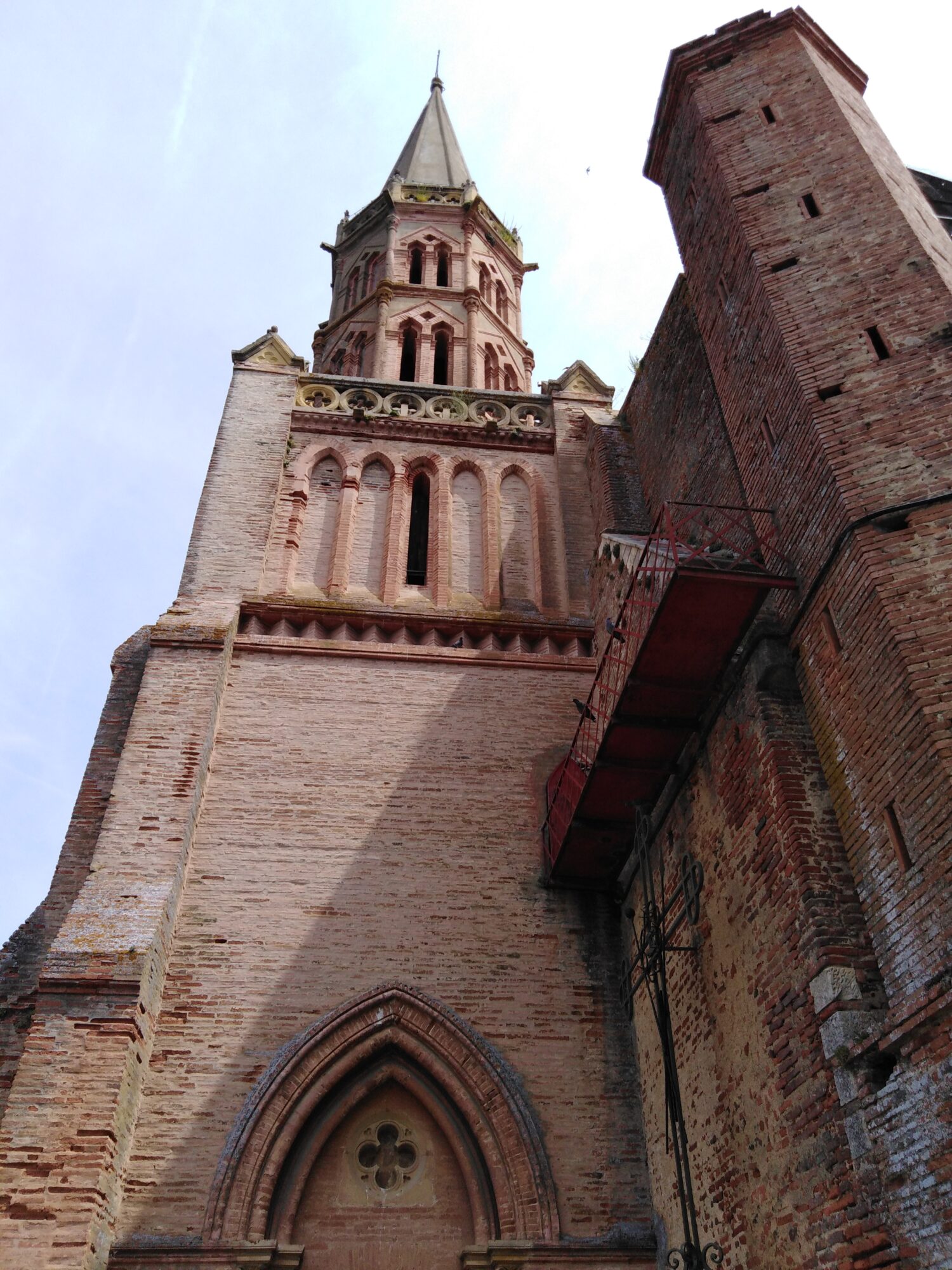 Clocher et façade en brique d'une église, Office de Tourisme Cœur de Garonne