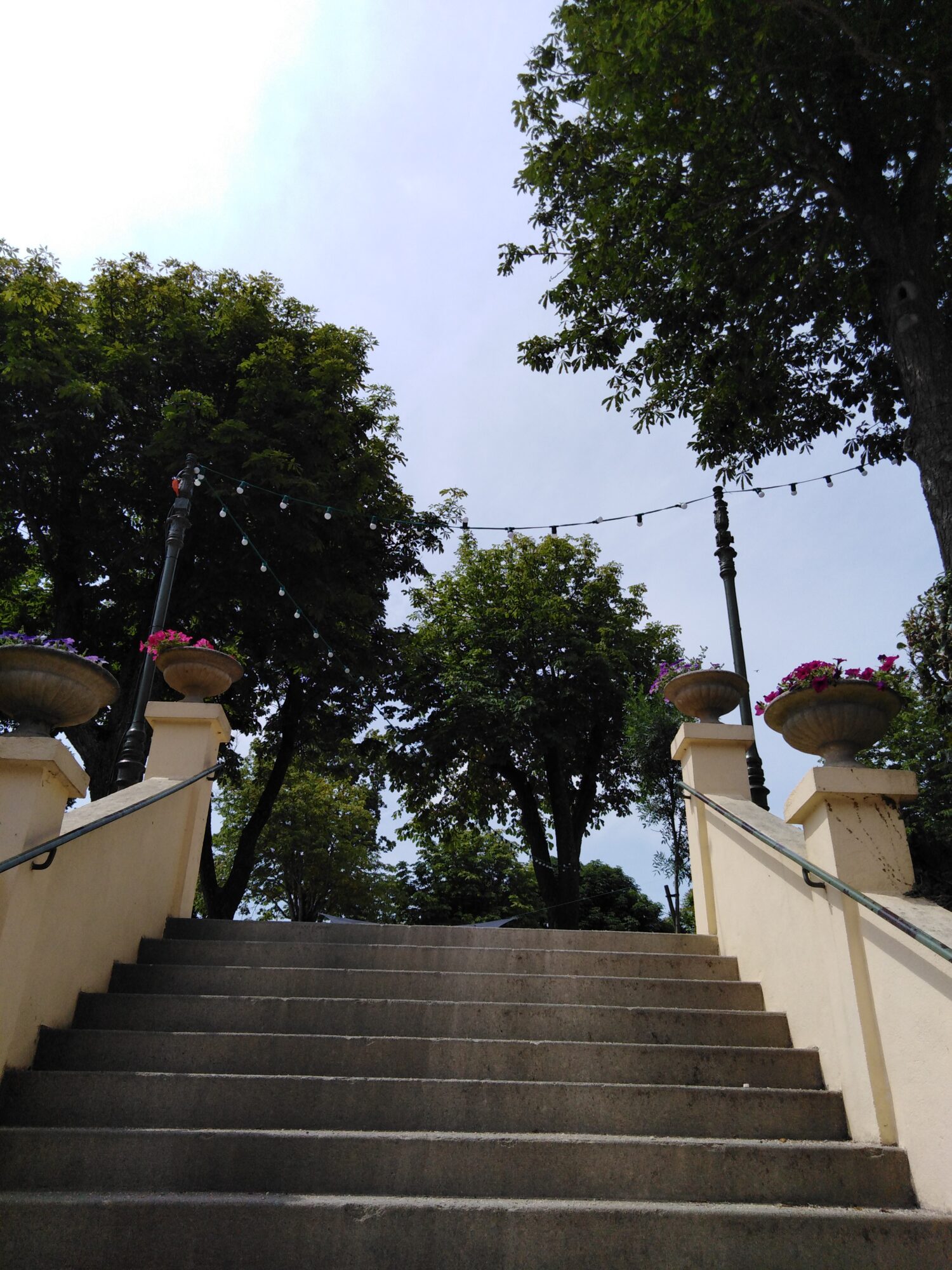 Escalier bordé de rampes et vasques fleuries, Office de Tourisme Cœur de Garonne