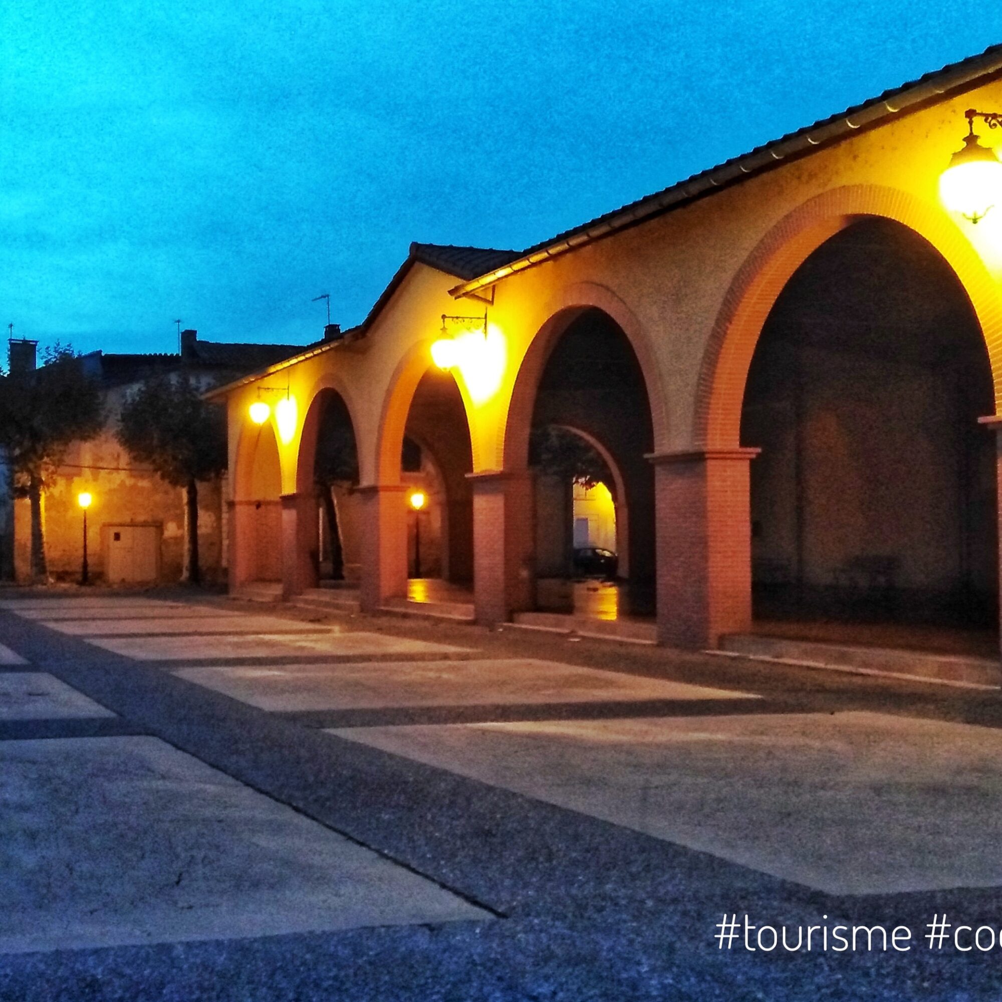 Halle à arcades éclairée, Office de Tourisme Cœur de Garonne
