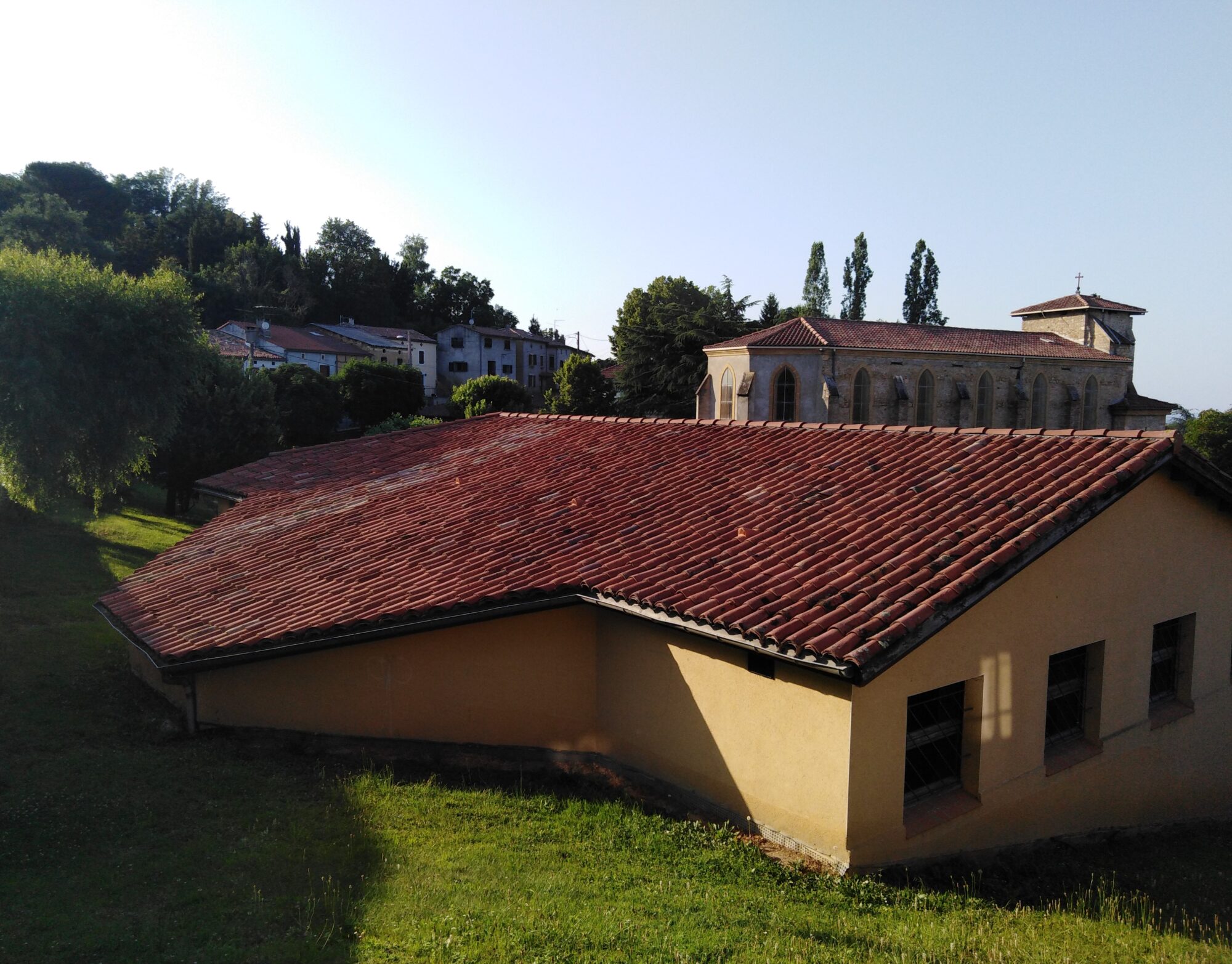 Église et bâtiment aux toits en tuiles, Office de Tourisme Cœur de Garonne