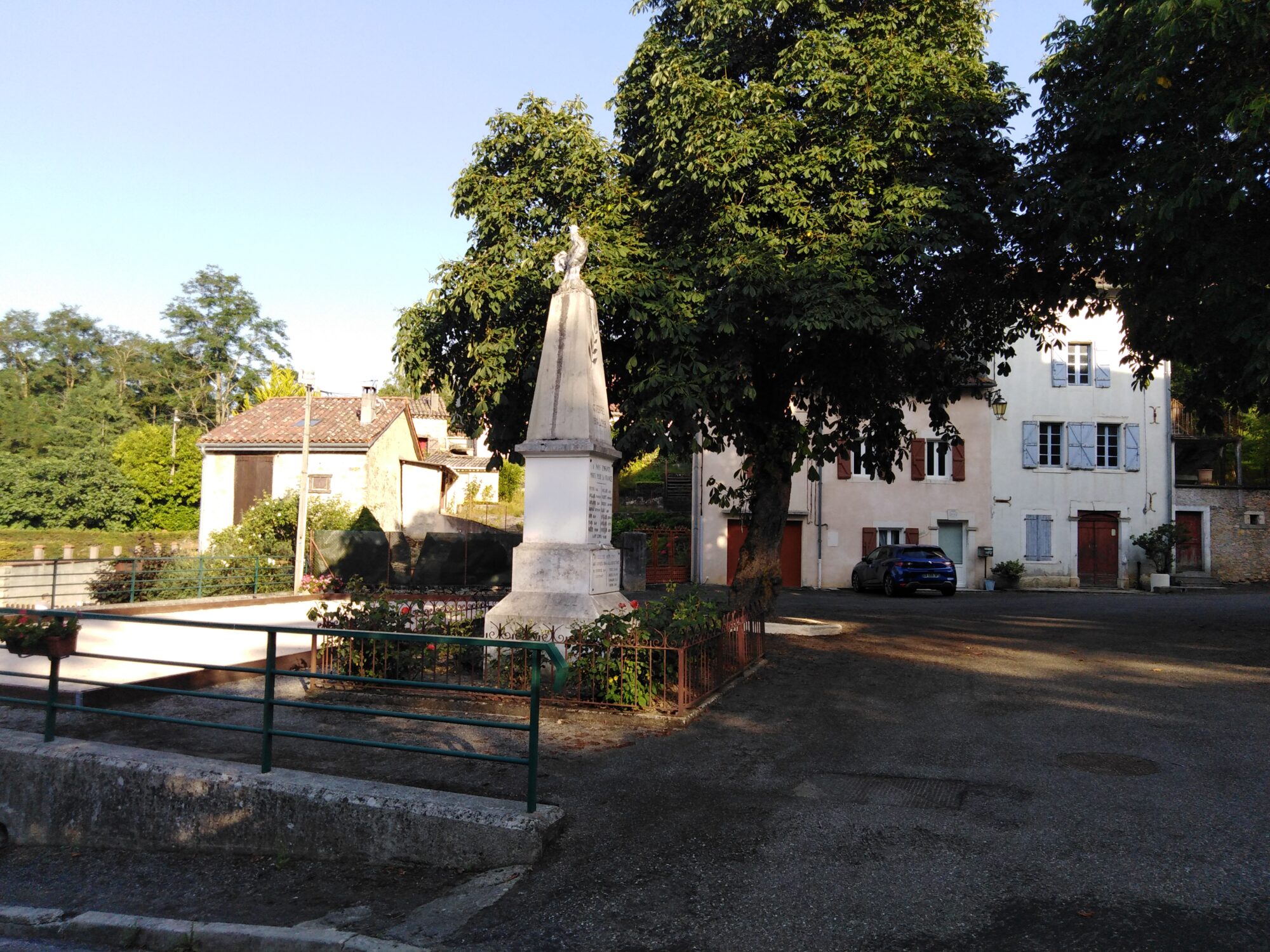 Monument aux morts sur la place du village, Office de Tourisme Cœur de Garonne