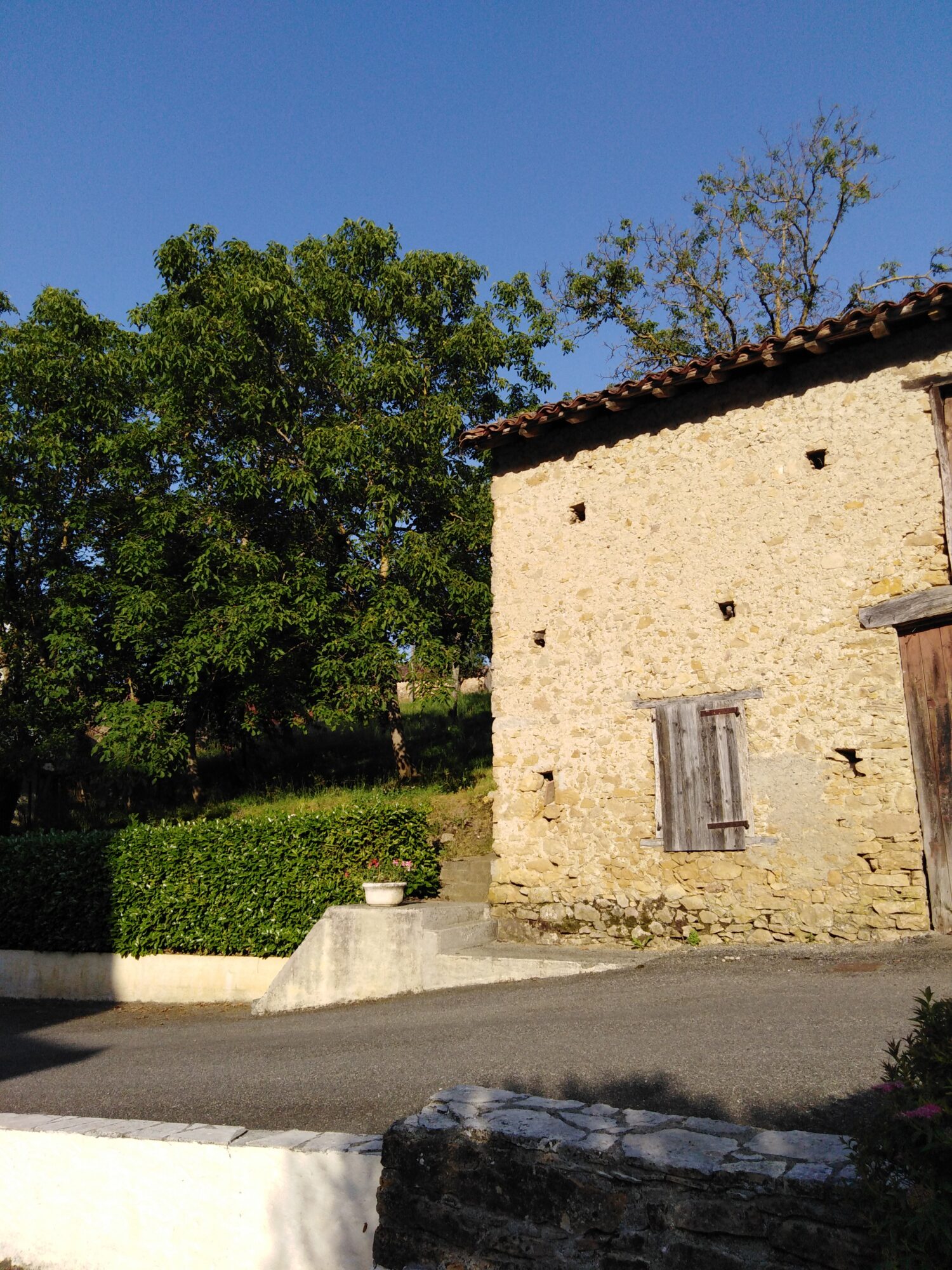 Maison en pierre avec volets en bois, Office de Tourisme Cœur de Garonne