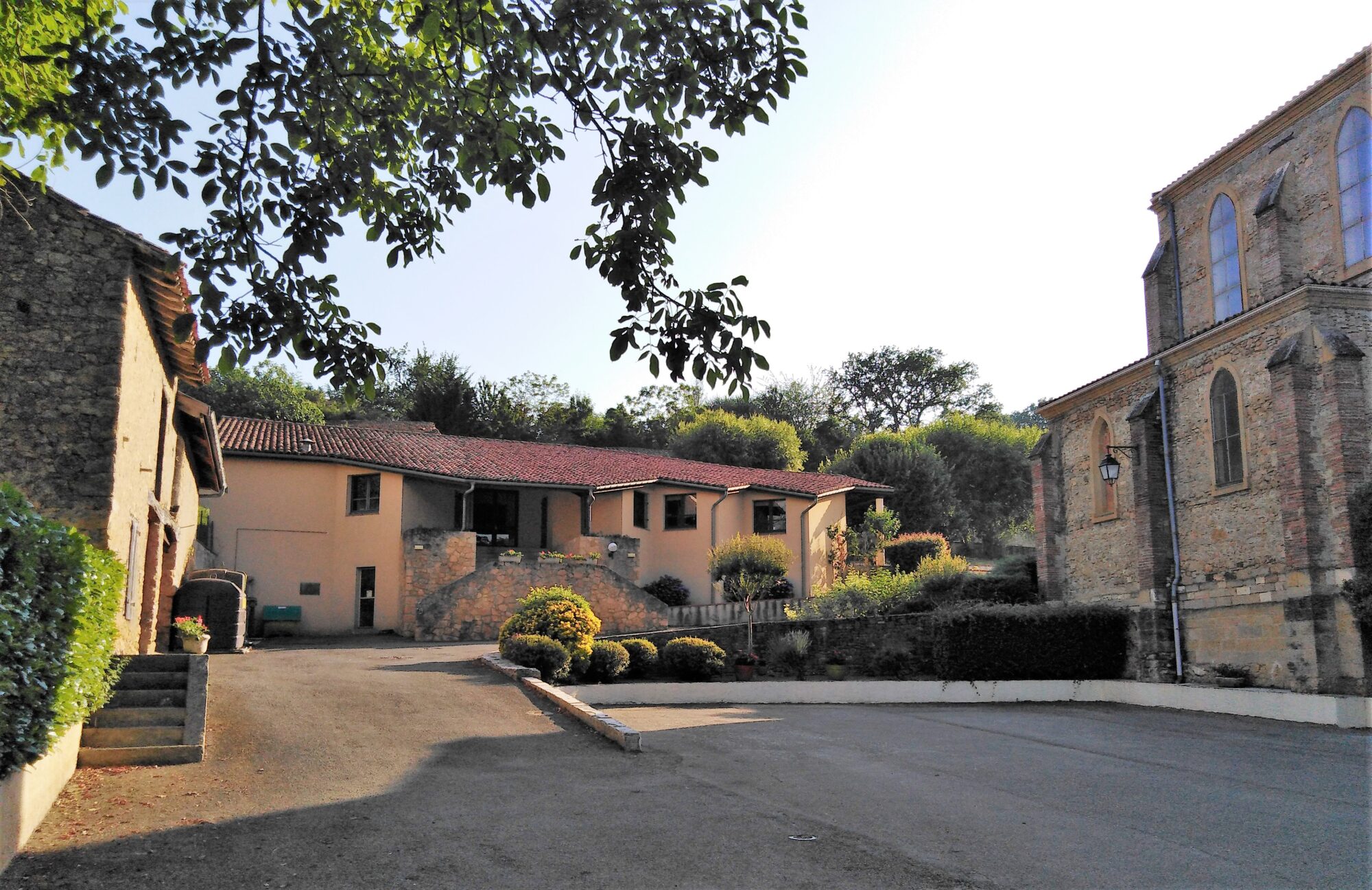 Église en pierre et bâtiments du village, Office de Tourisme Cœur de Garonne