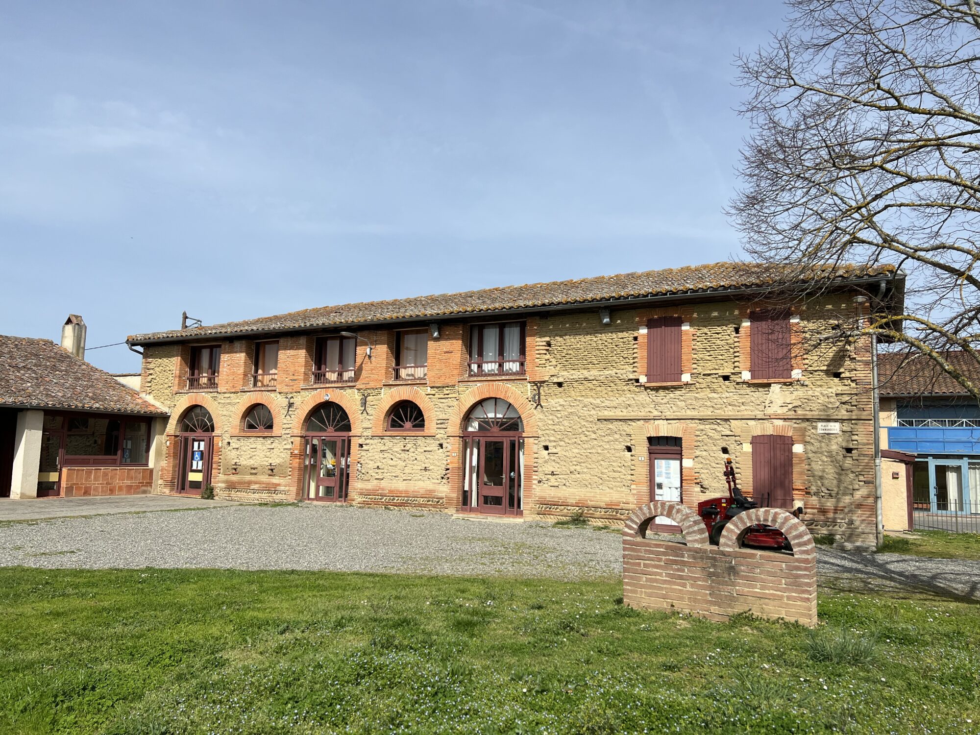 Bâtiment en briques et galets de l’Office de Tourisme Cœur de Garonne