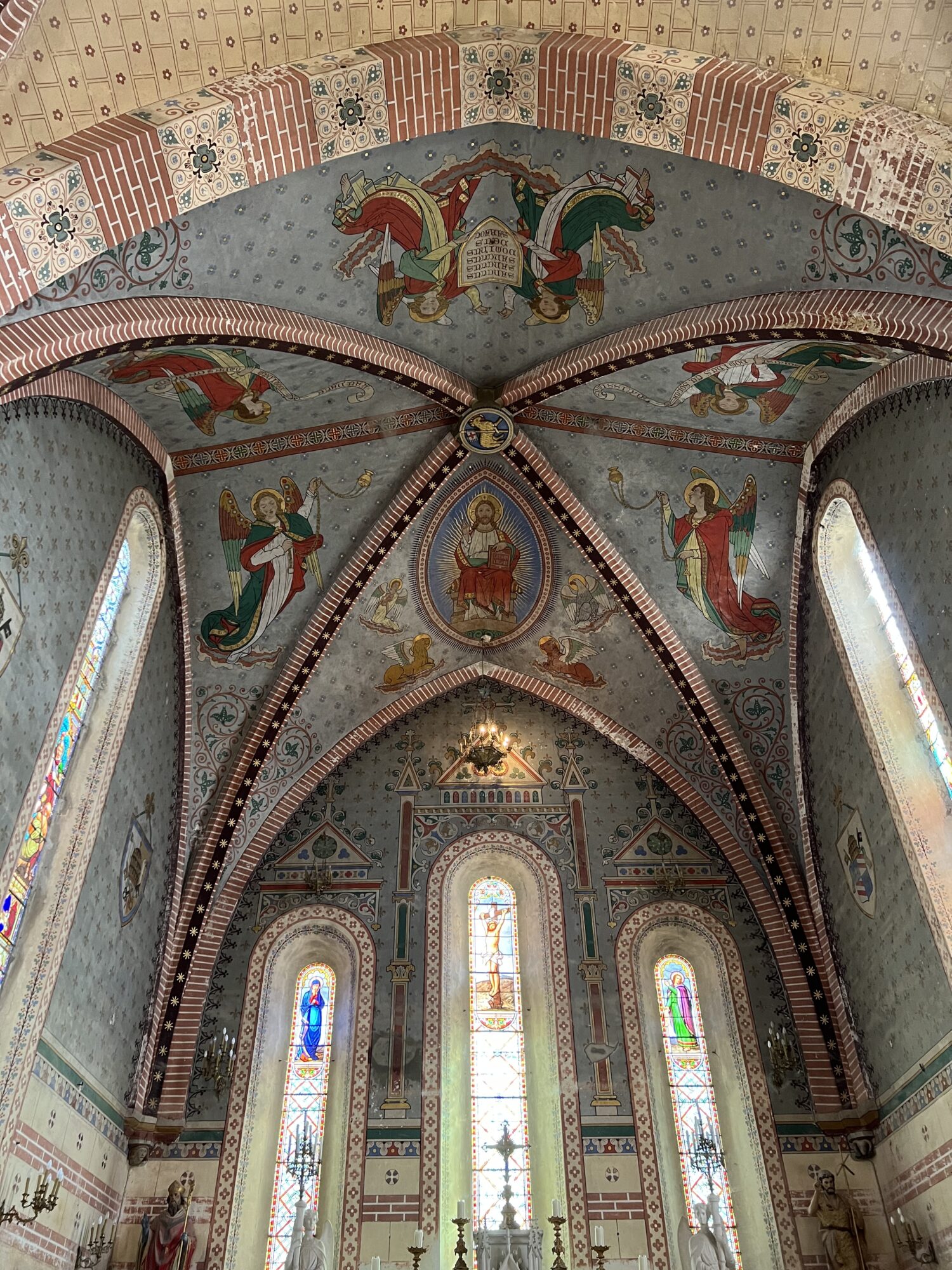 Voûtes peintes et vitraux d'une église, Office de Tourisme Cœur de Garonne