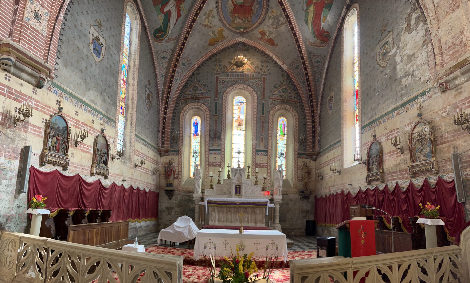 Intérieur d’église avec autel, vitraux et fresques, Cœur de Garonne