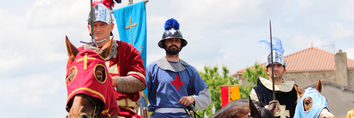 Cavaliers en costume médiéval lors d’une parade en Cœur de Garonne