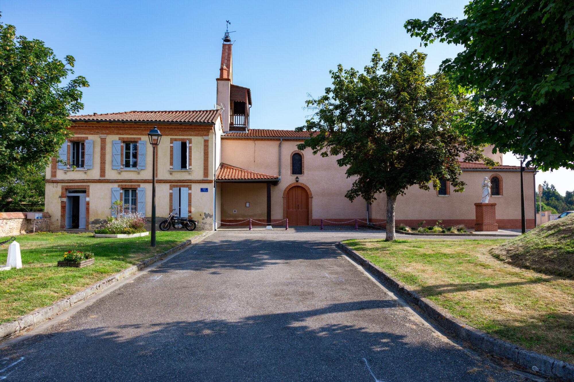 Église et mairie du village, Office de Tourisme Cœur de Garonne