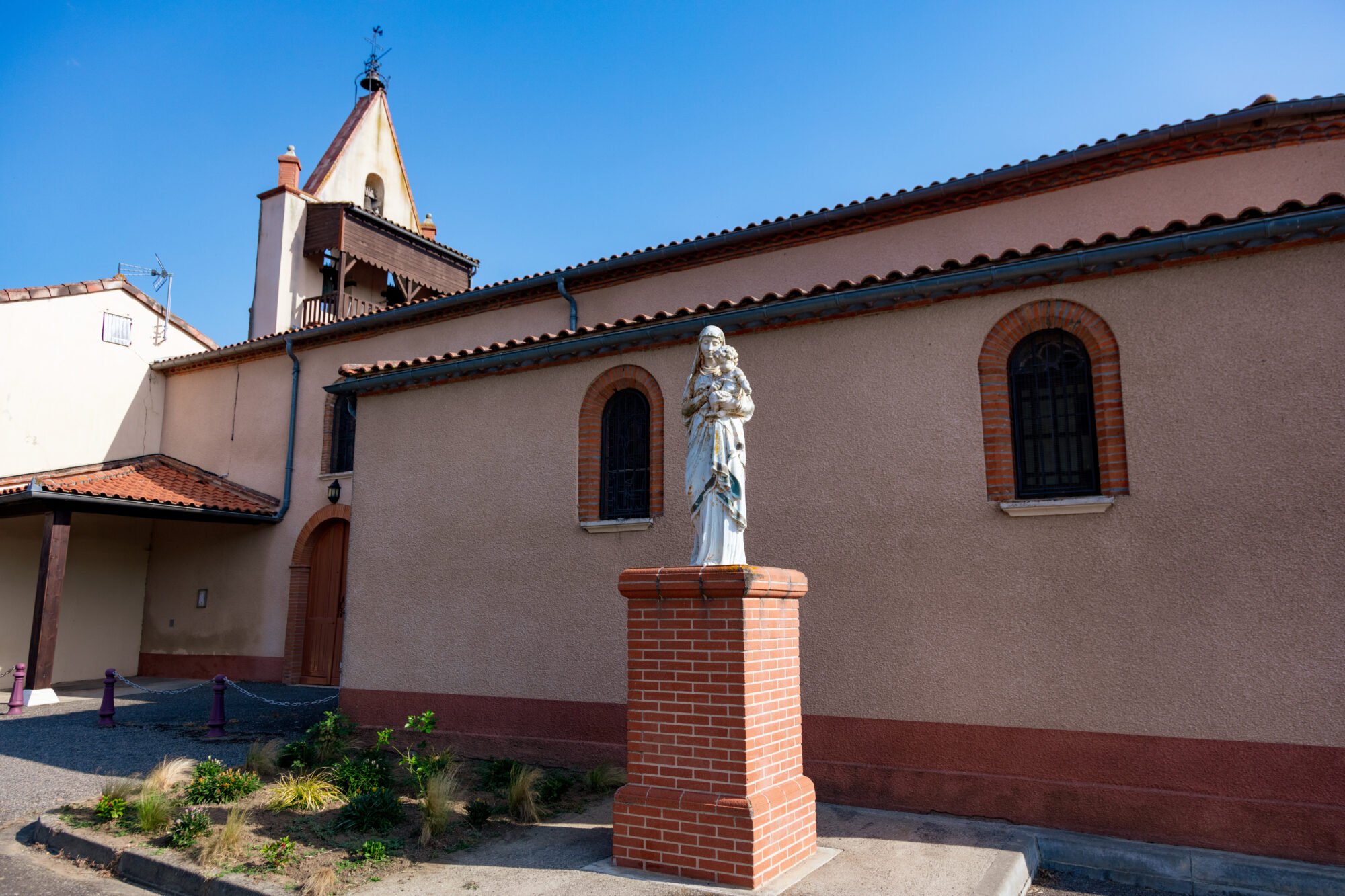 Statue de la Vierge devant une église à Office de Tourisme Cœur de Garonne