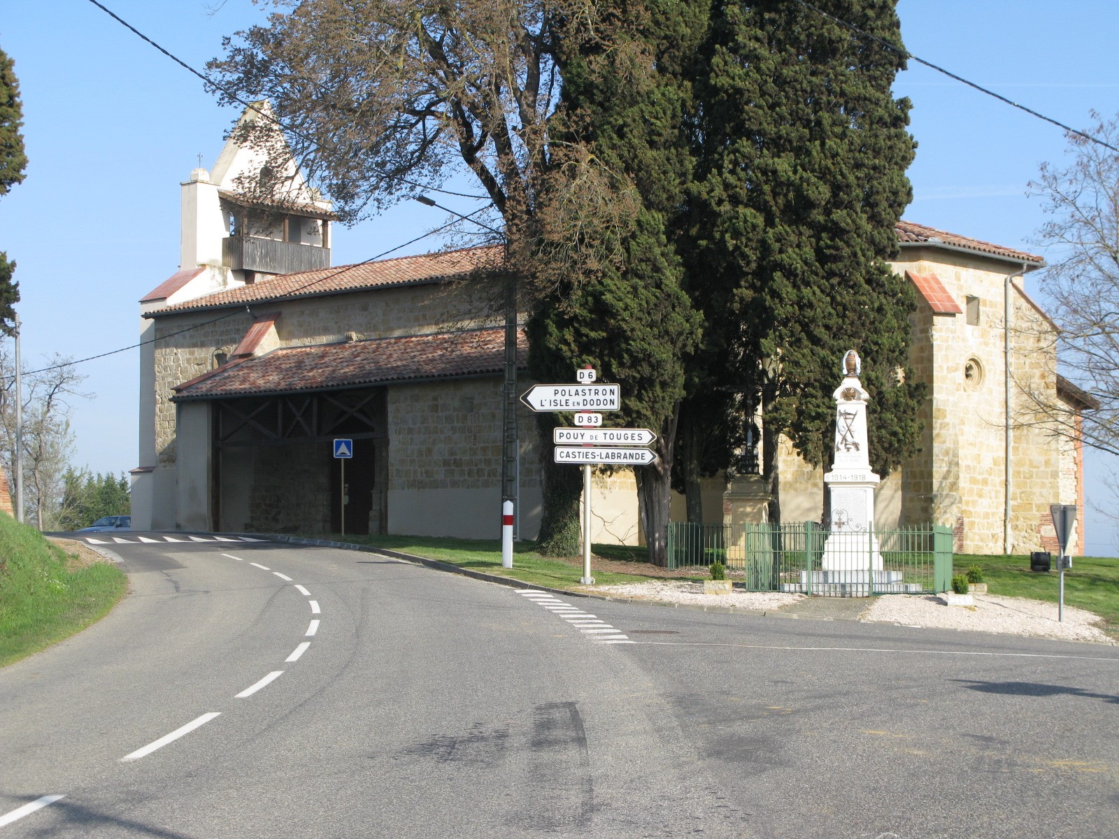 Église de village à Cœur de Garonne avec monument aux morts