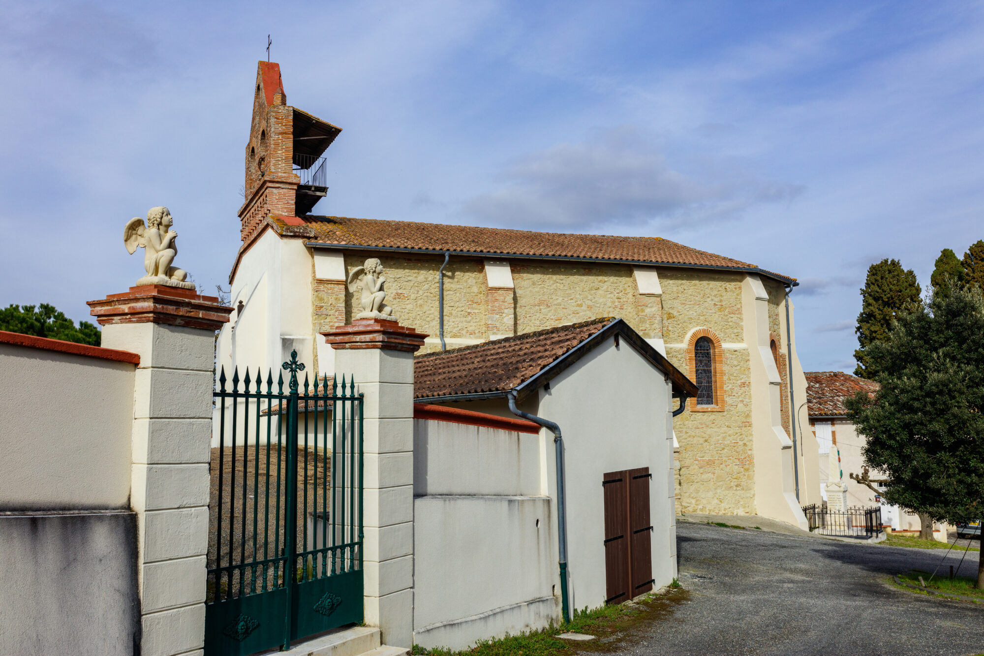 Église en pierre avec clocher et portail, Office de Tourisme Cœur de Garonne