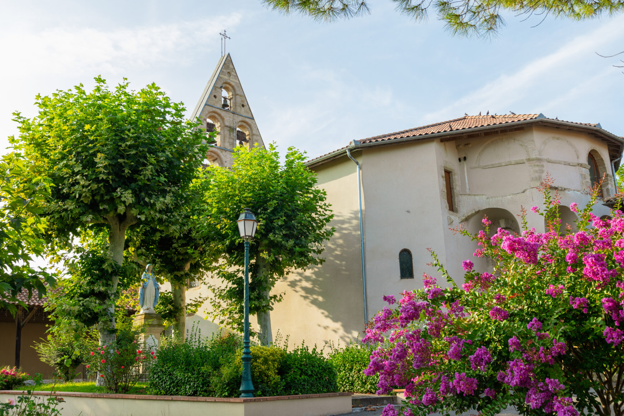 Église et jardin fleuri en Cœur de Garonne