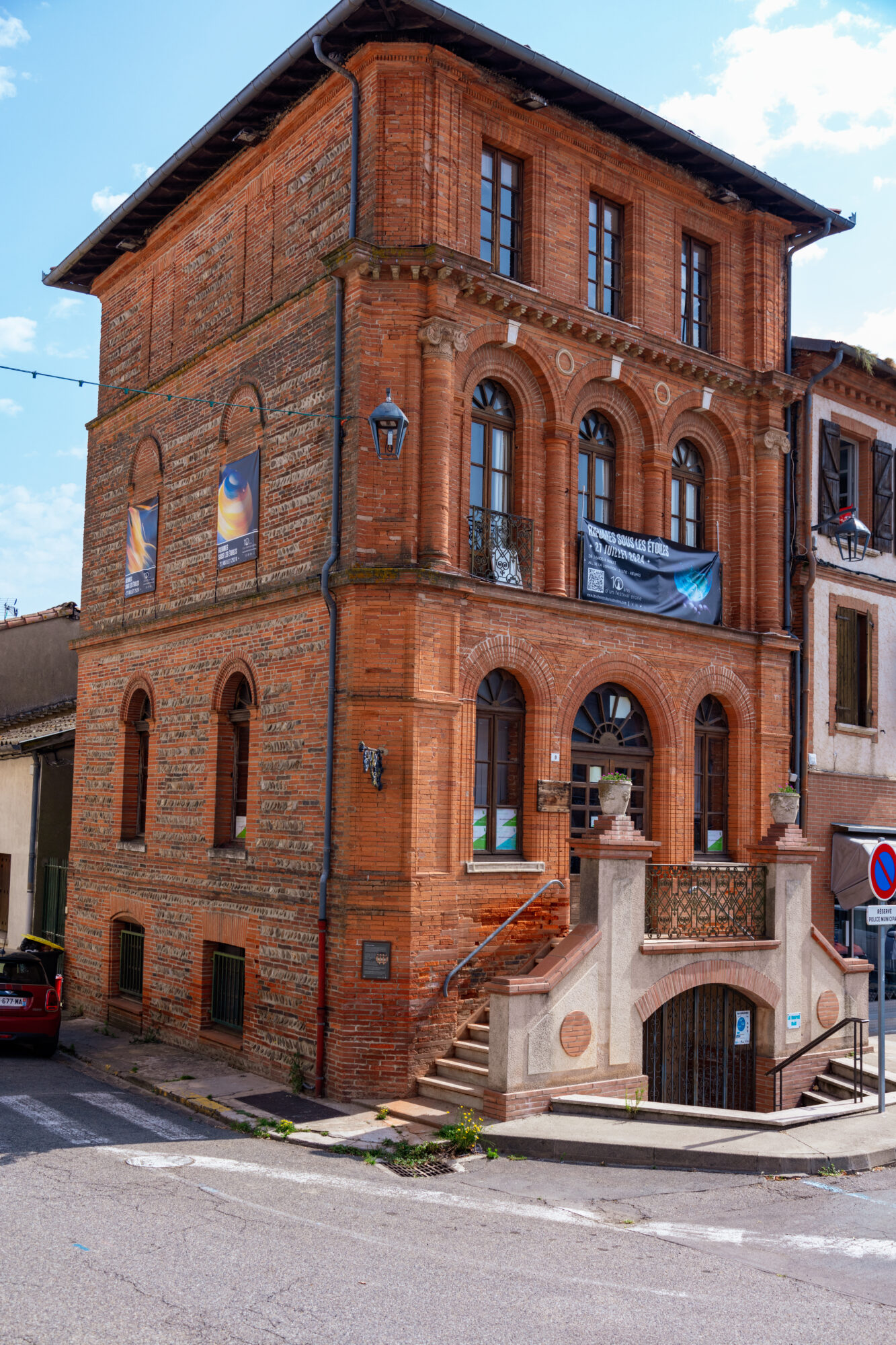 Façade en briques de l’Office de Tourisme Cœur de Garonne