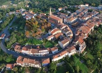 Vue aérienne du village de Rieux-Volvestre et de son église centrale