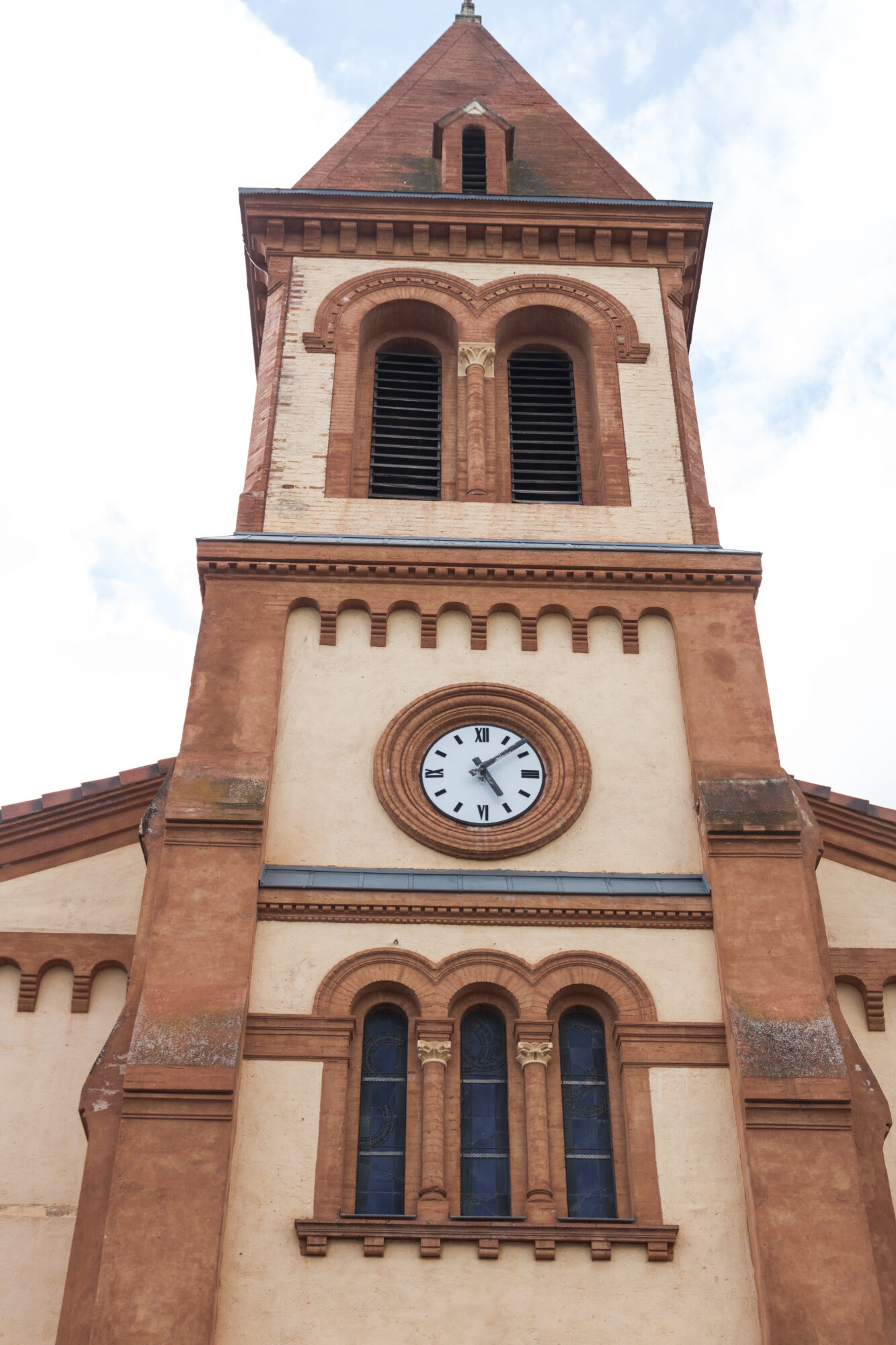 Clocher d’église en brique avec horloge, Office de Tourisme Cœur de Garonne