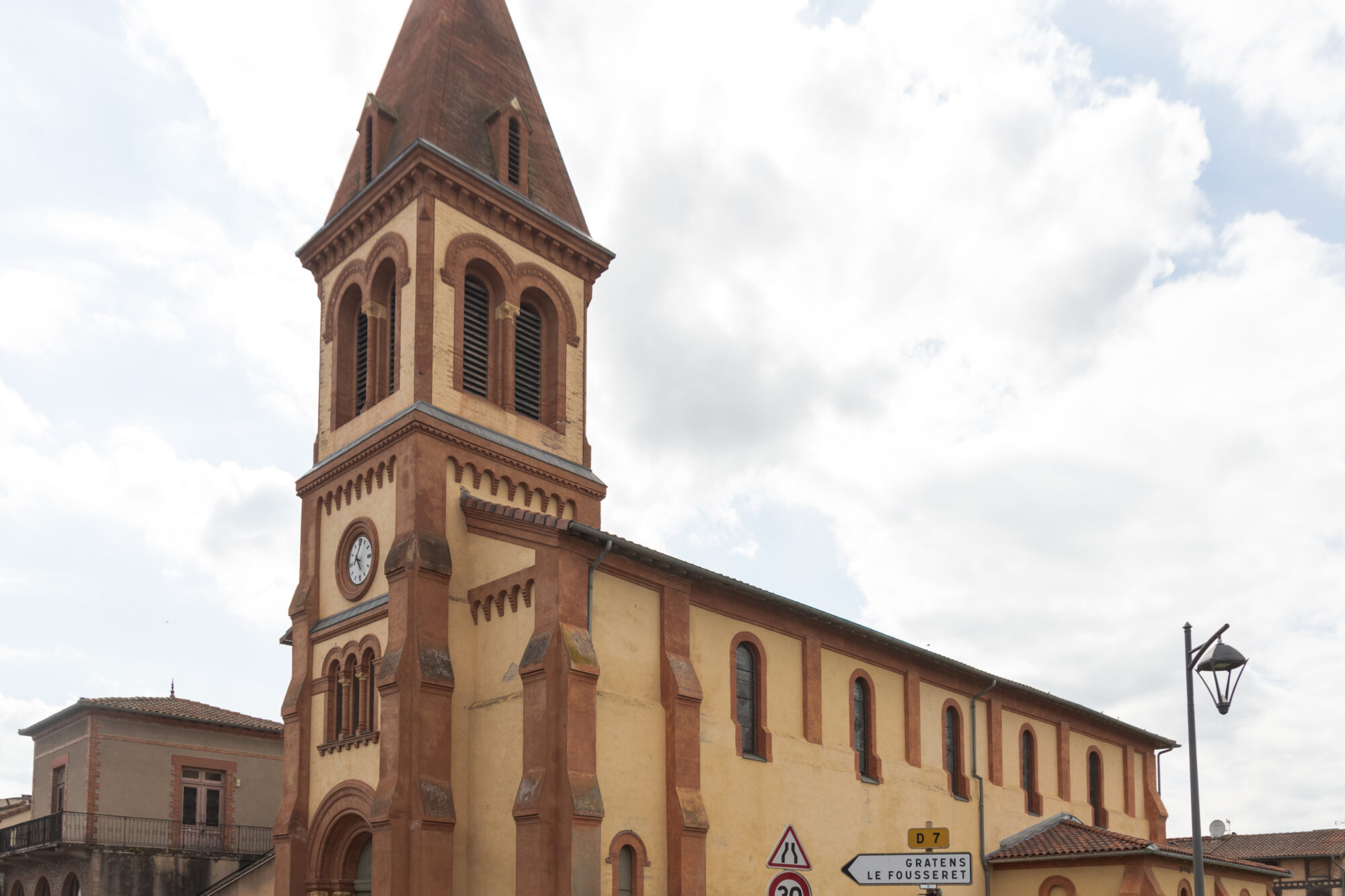 Église en brique avec clocher et horloge à Gratens, Cœur de Garonne
