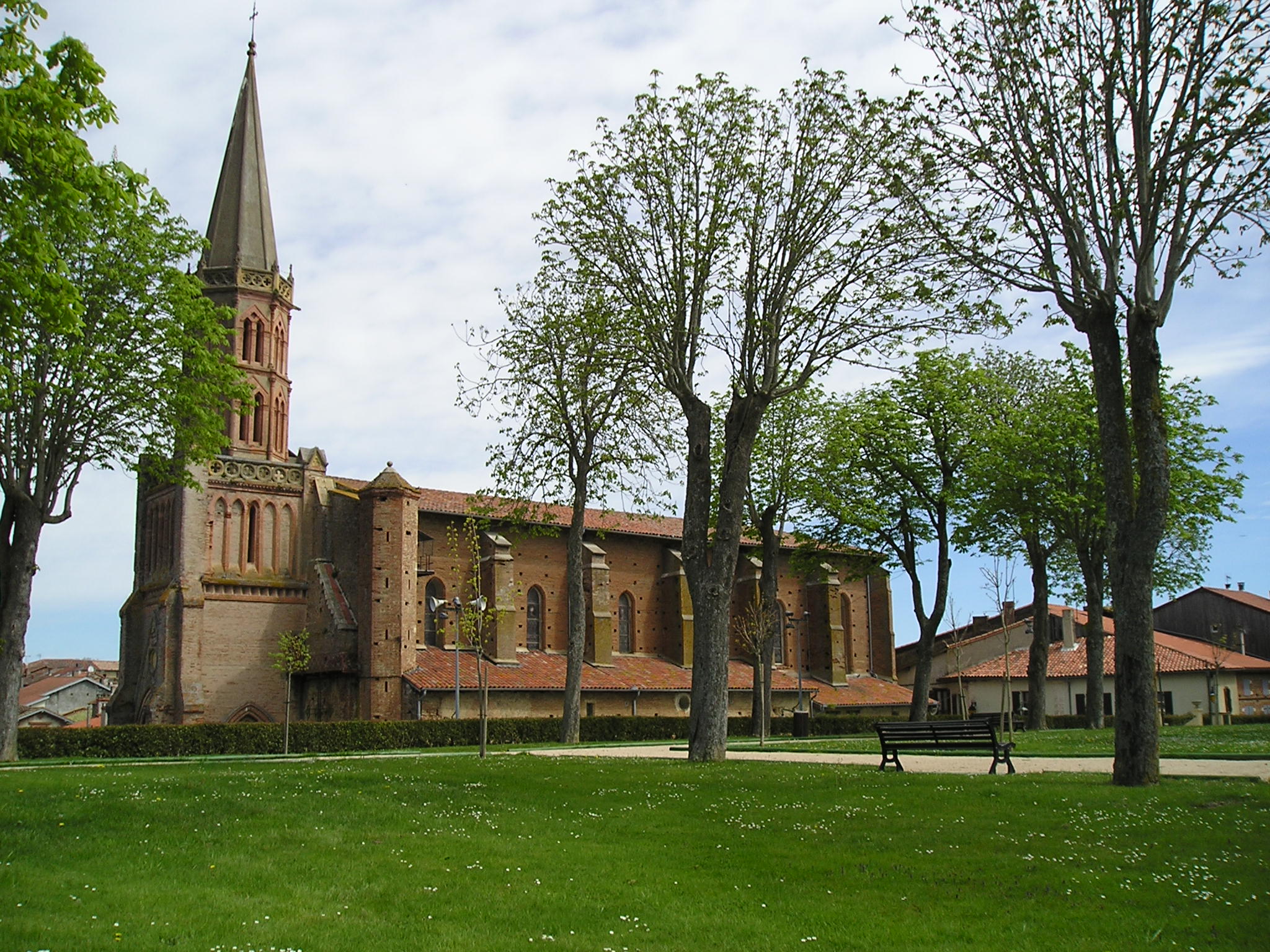 Église en brique à clocher élancé, Office de Tourisme Cœur de Garonne