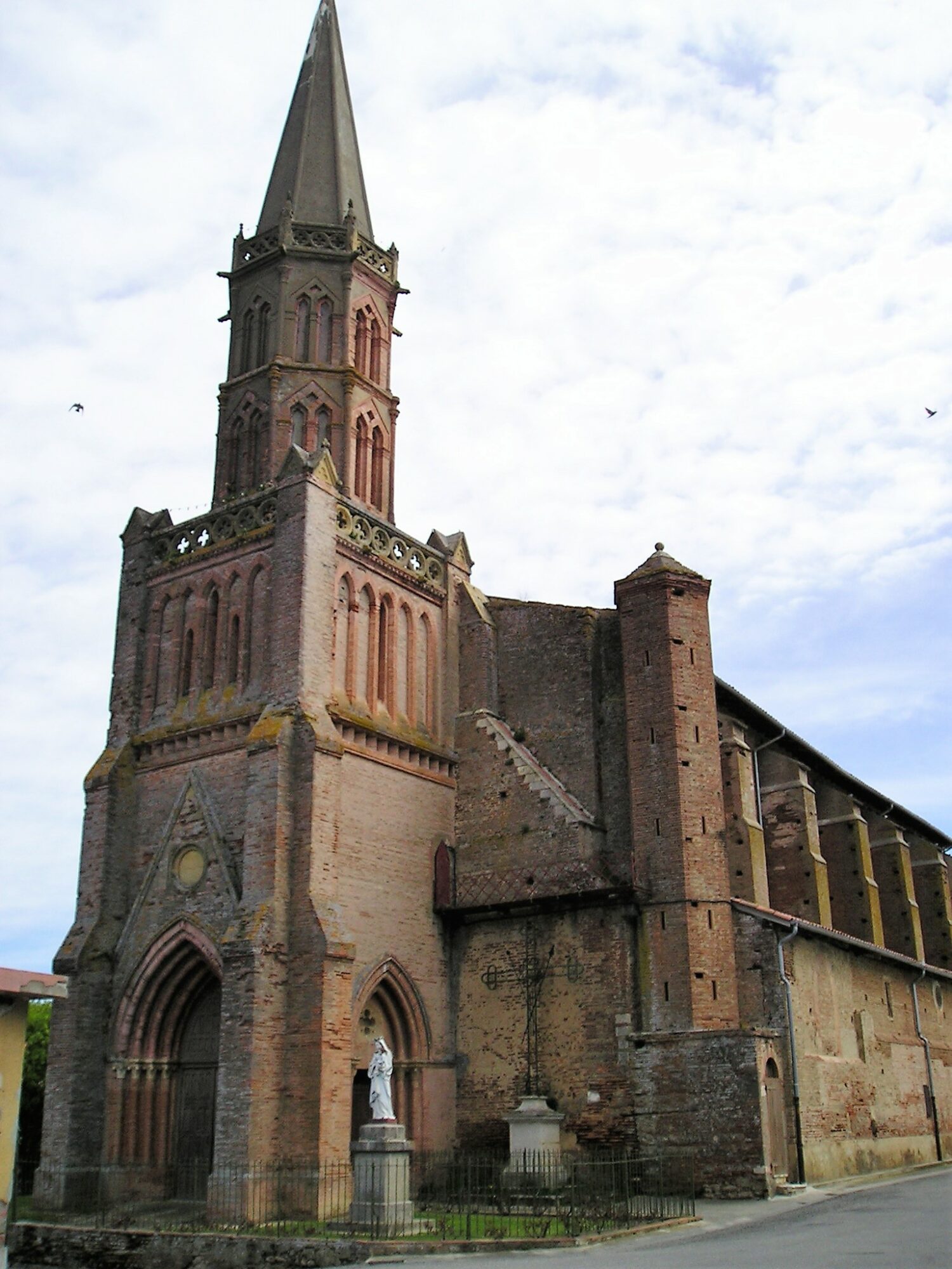 Église en brique à haut clocher, Office de Tourisme Cœur de Garonne