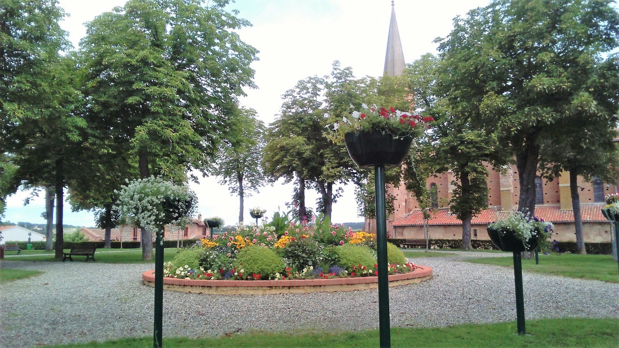 Jardin fleuri devant l’église, Office de Tourisme Cœur de Garonne