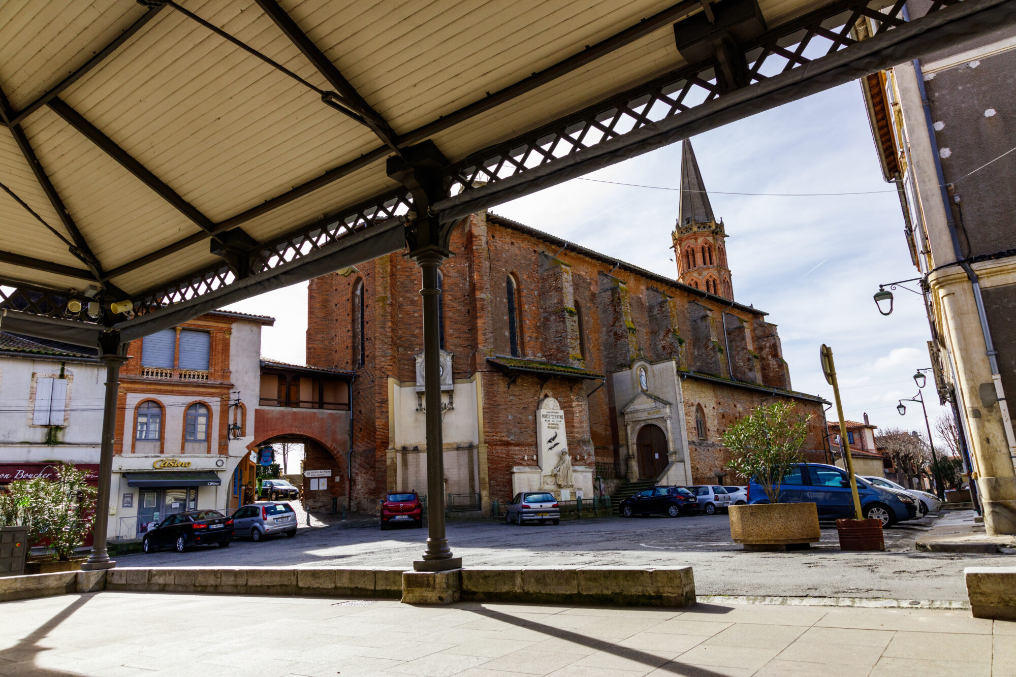 Église en briques et clocher au cœur du village, Cœur de Garonne