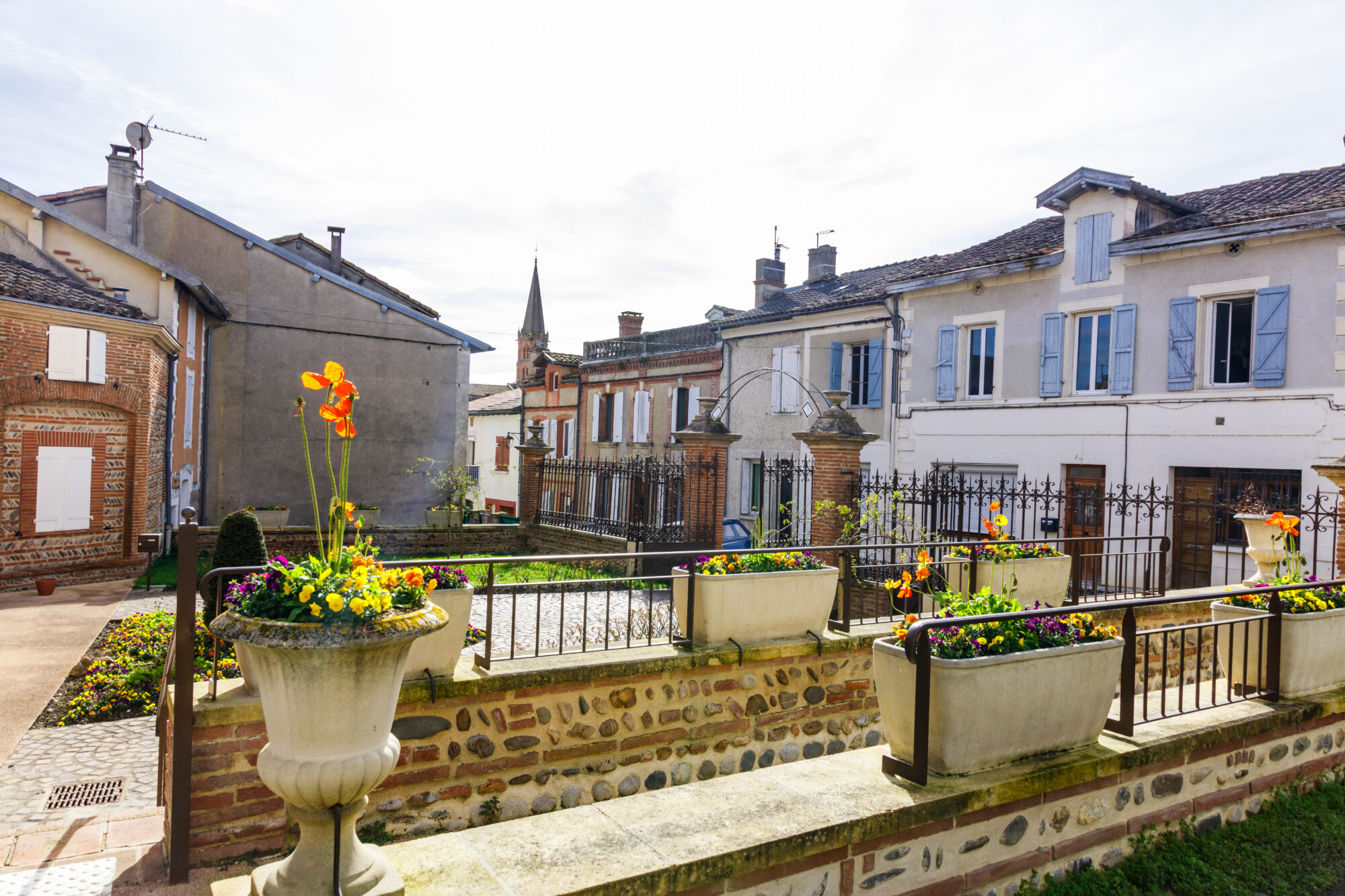 Maisons de village et clocher à Cœur de Garonne