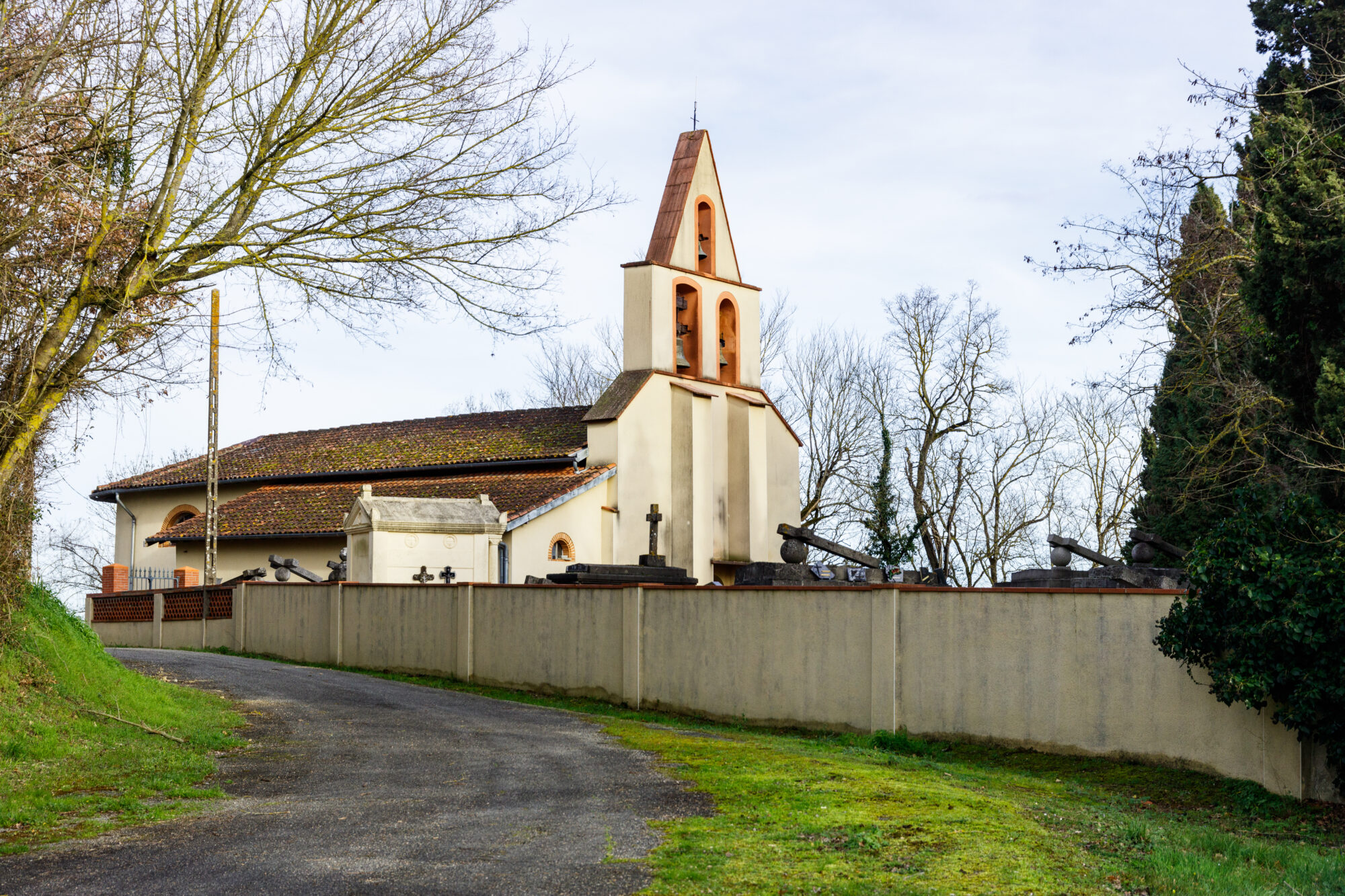 Église avec clocher et cimetière, Office de Tourisme Cœur de Garonne