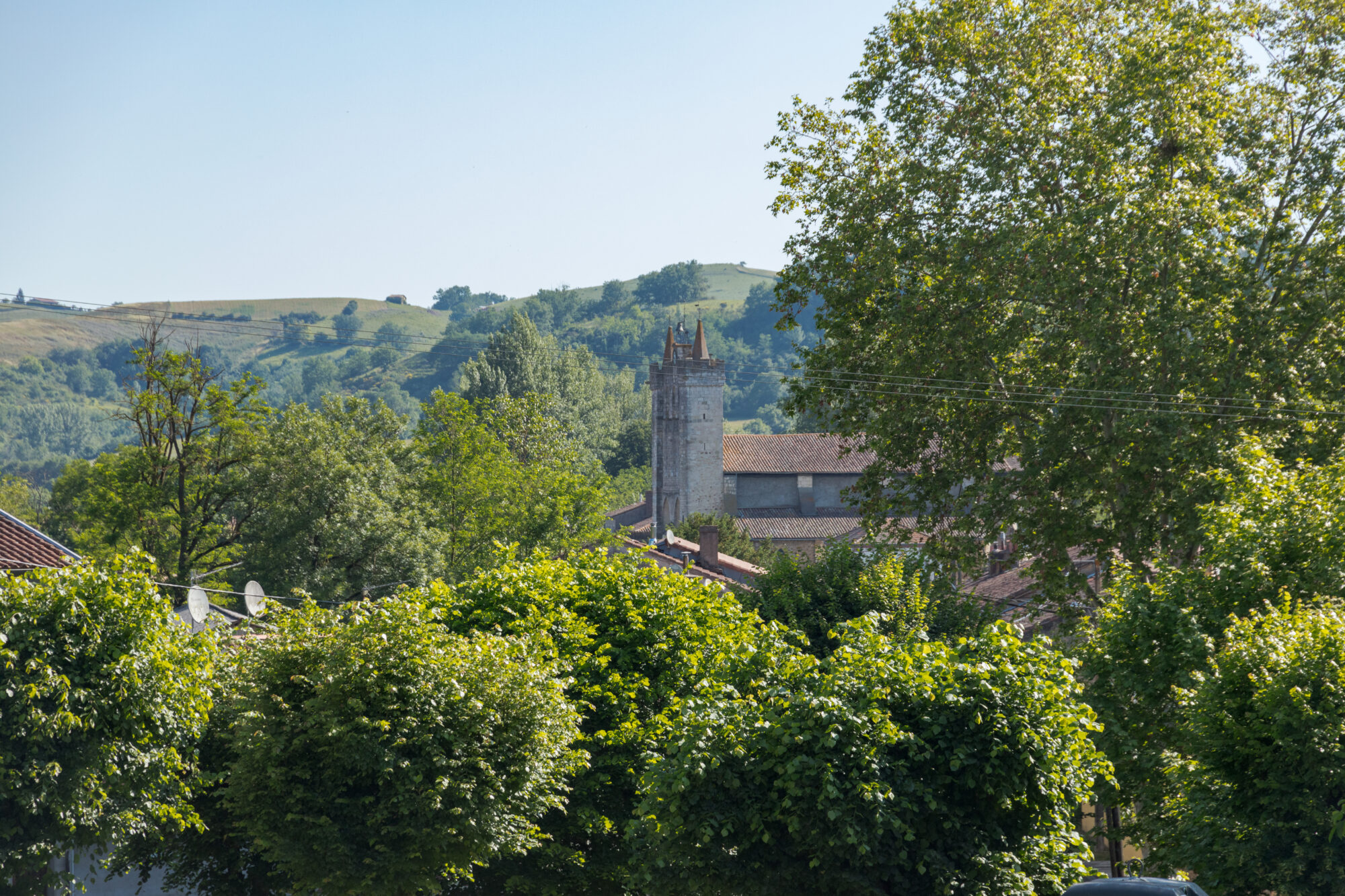 Clocher d’église au cœur d’un village de l’Office de Tourisme Cœur de Garonne