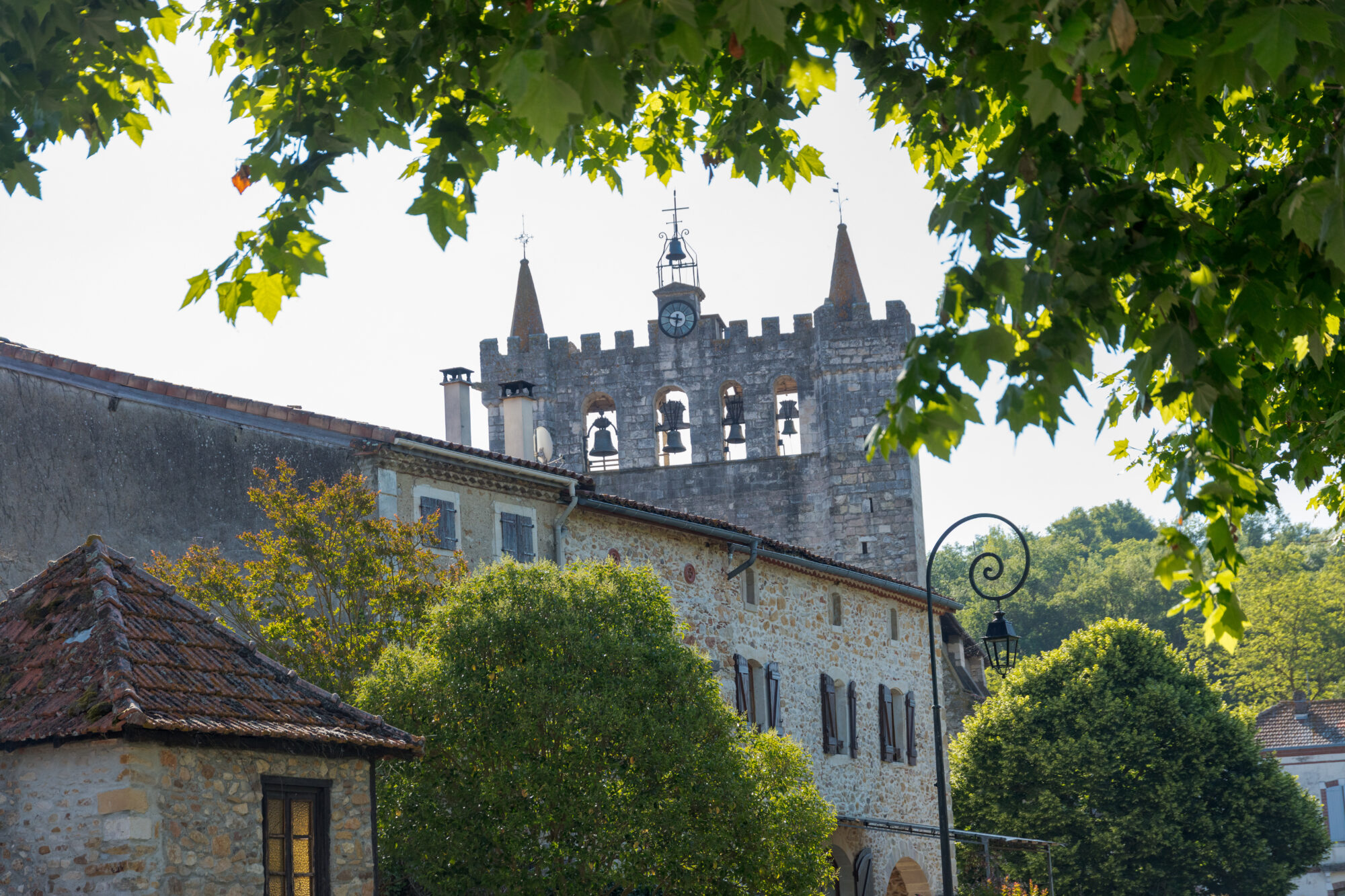 Clocher fortifié et maisons en pierre, Office de Tourisme Cœur de Garonne