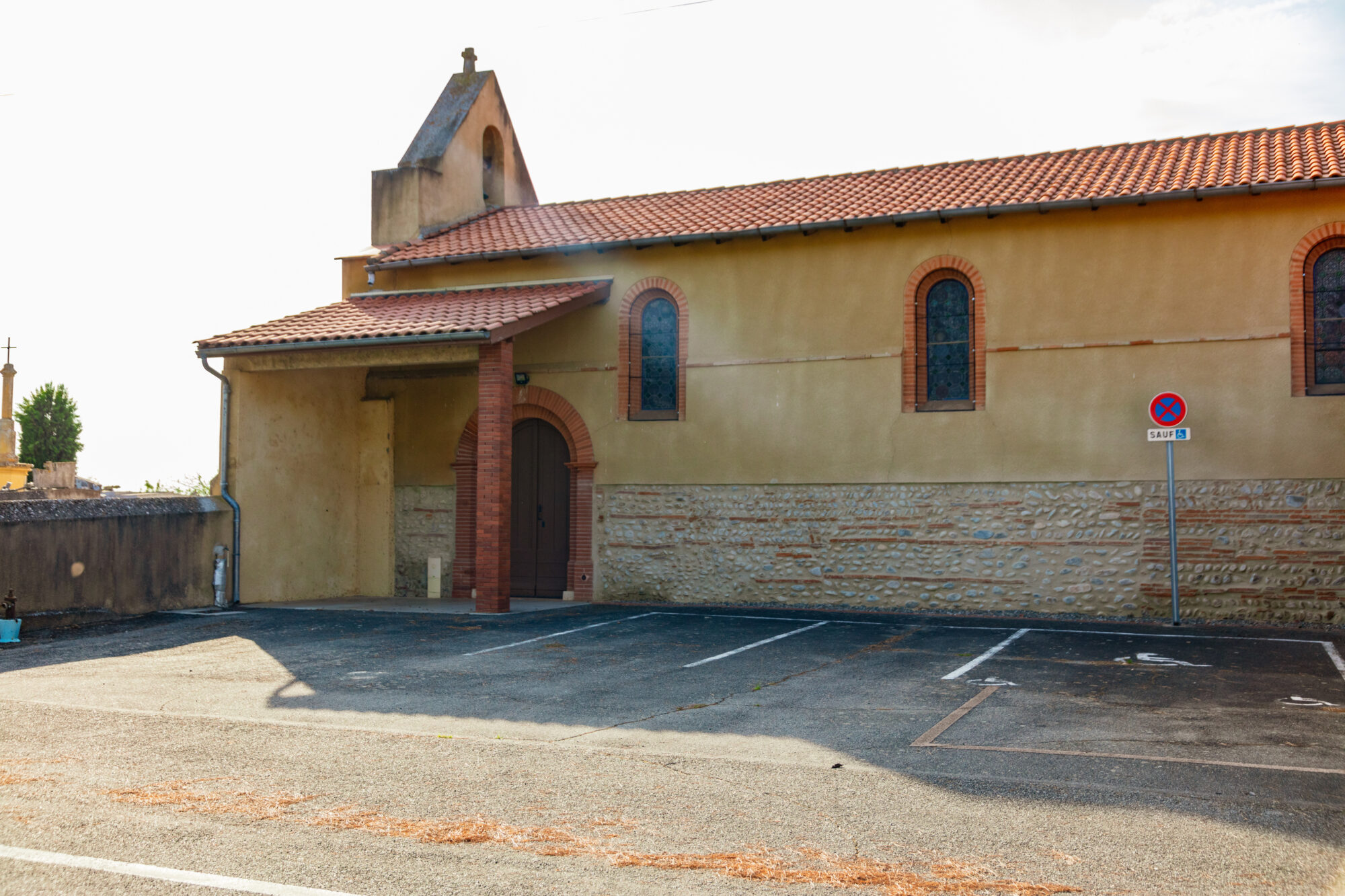 Église à clocher-mur et portail couvert, Cœur de Garonne