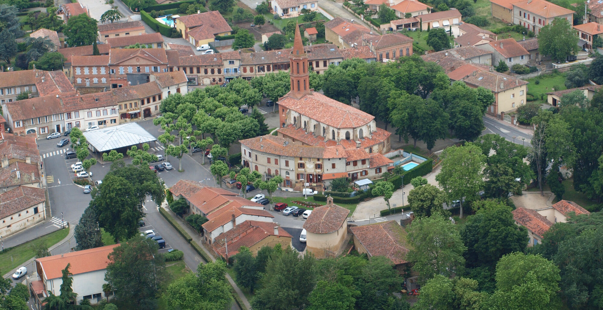 Vue aérienne du village et de son église, Office de Tourisme Cœur de Garonne