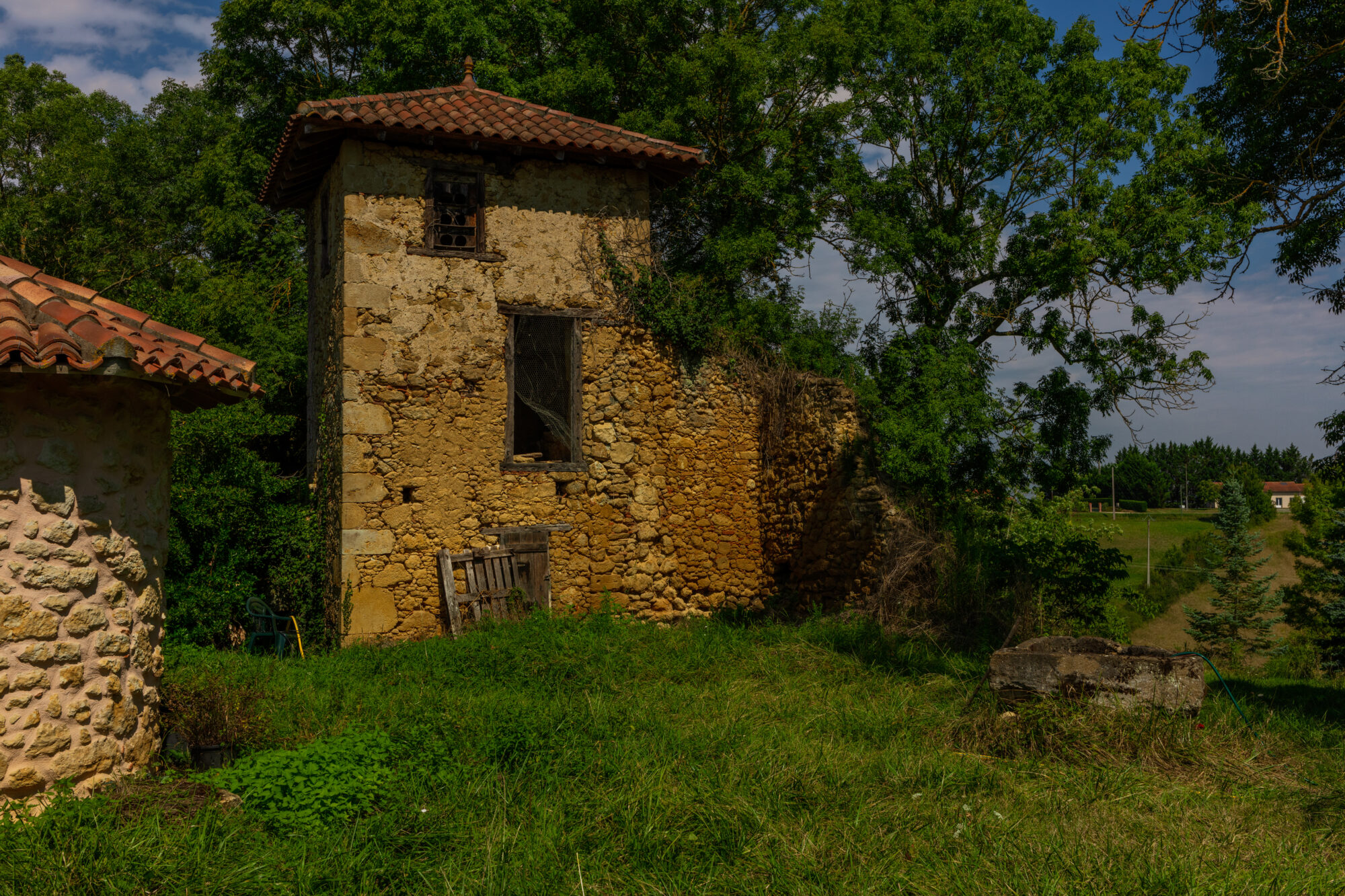 Ancienne bâtisse en pierre à toit tuilé, Office de Tourisme Cœur de Garonne