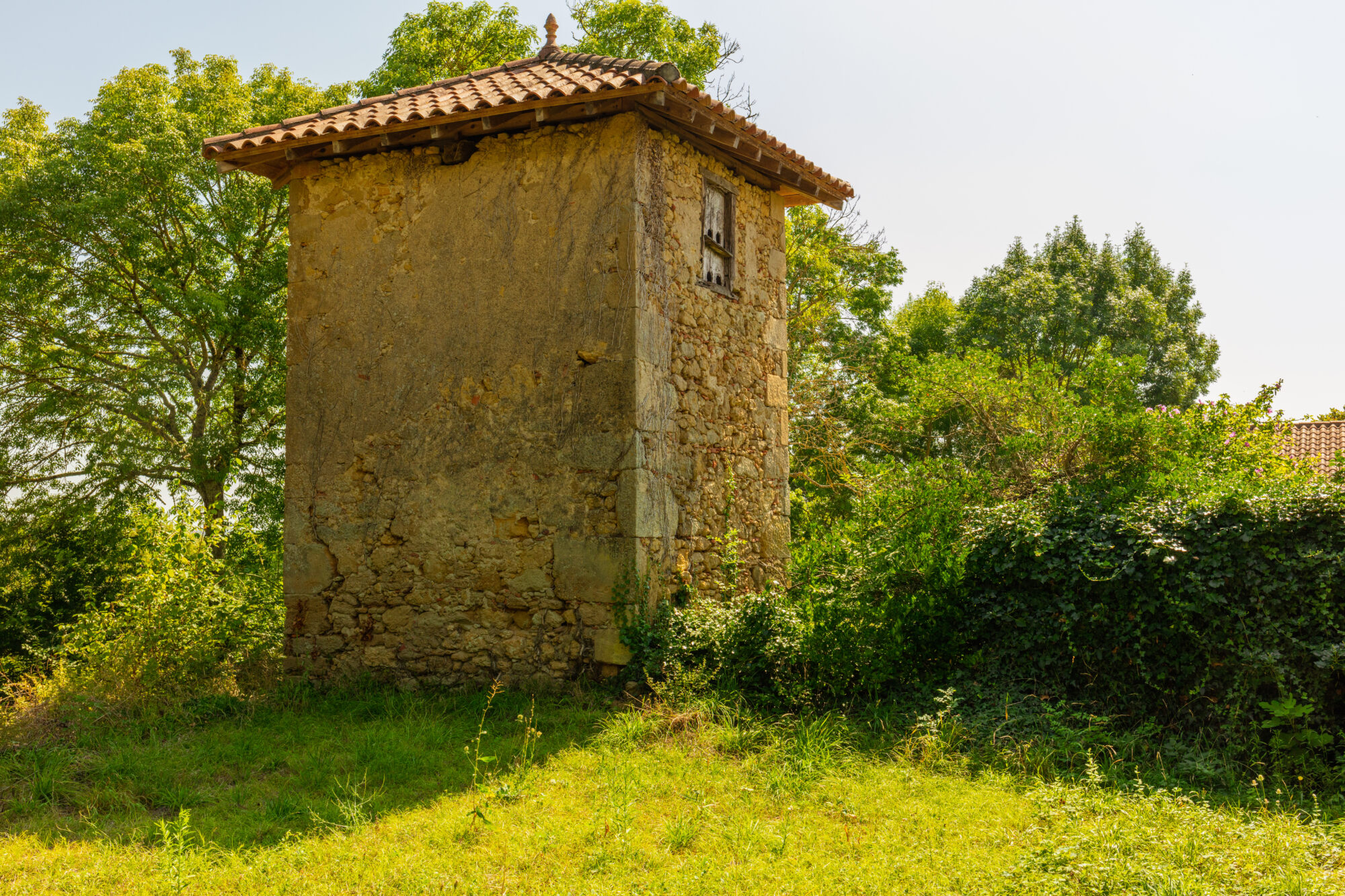 Ancienne tour en pierre à toit tuilé, Office de Tourisme Cœur de Garonne
