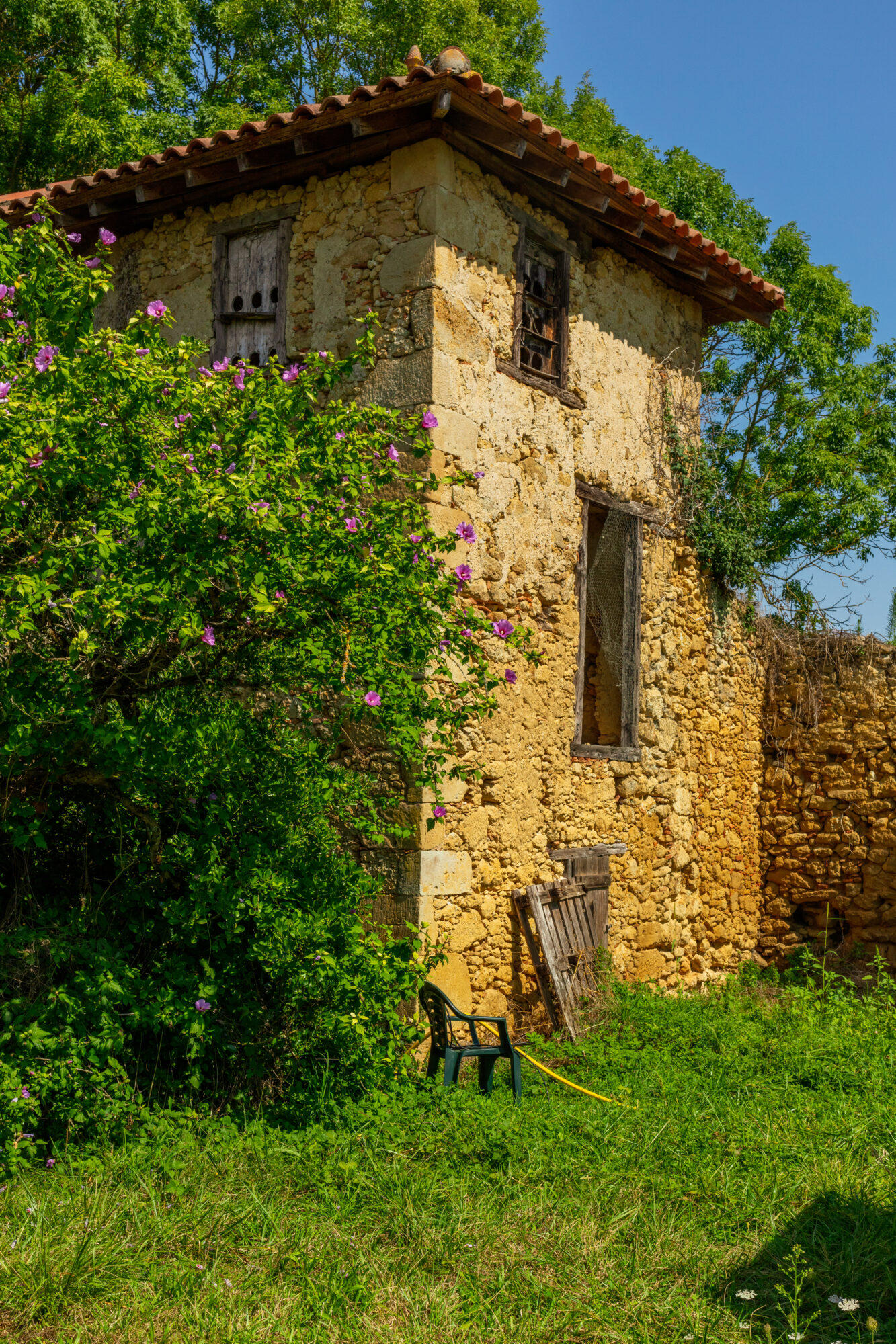 Ancienne bâtisse en pierre aux volets bois, Office de Tourisme Cœur de Garonne