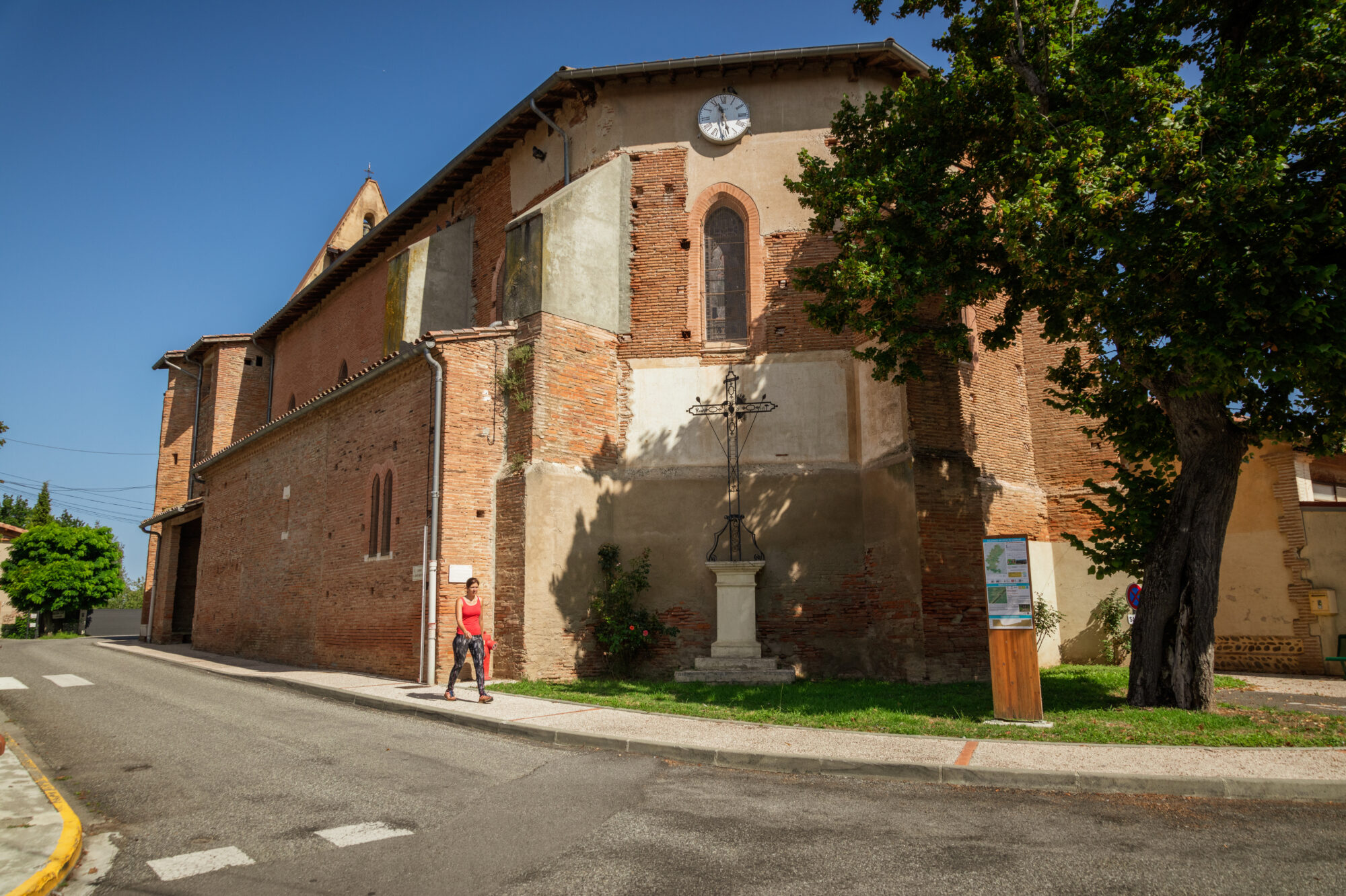Église en brique avec croix et horloge, Office de Tourisme Cœur de Garonne
