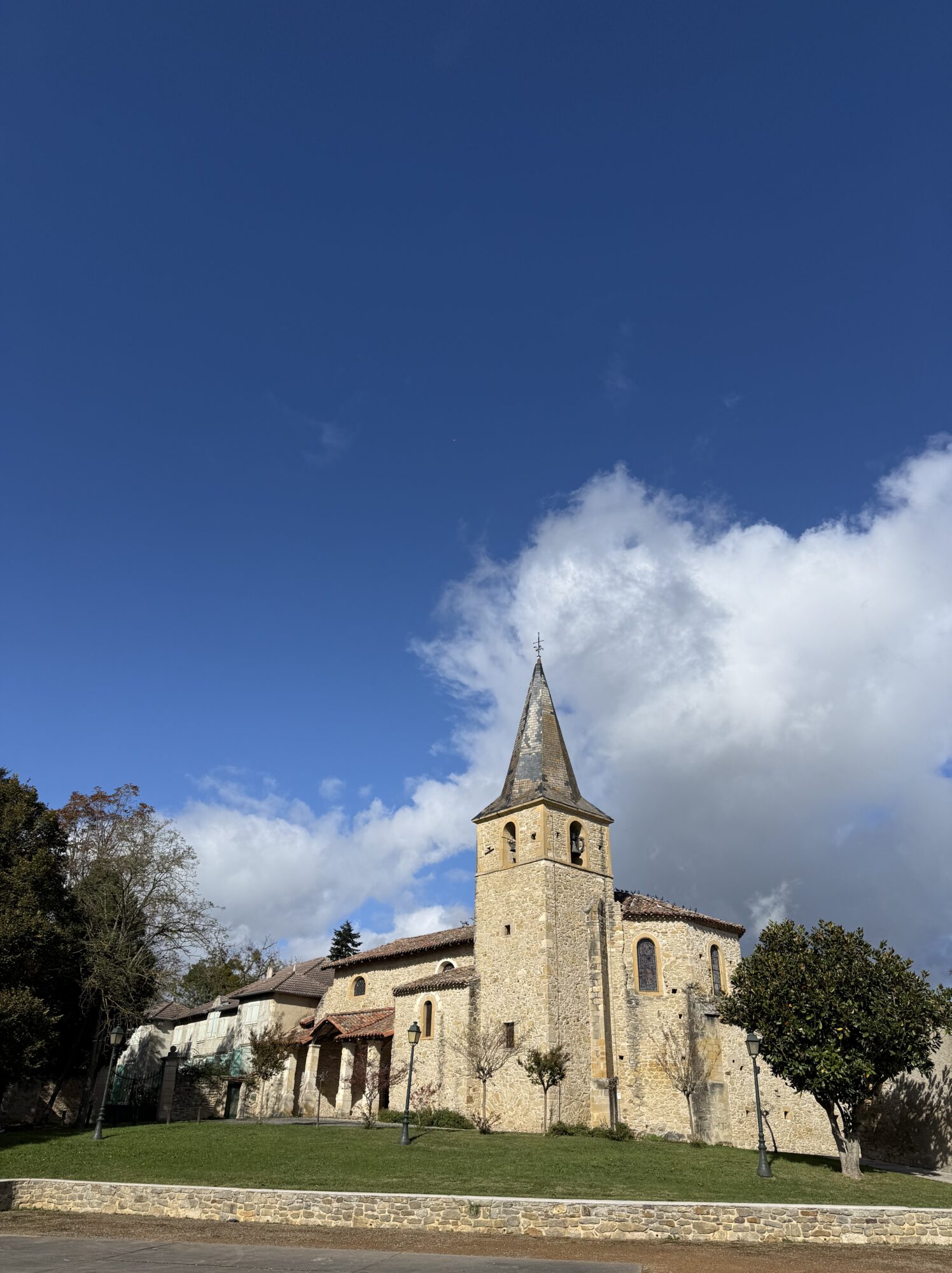 Église en pierre au clocher pointu, Office de Tourisme Cœur de Garonne