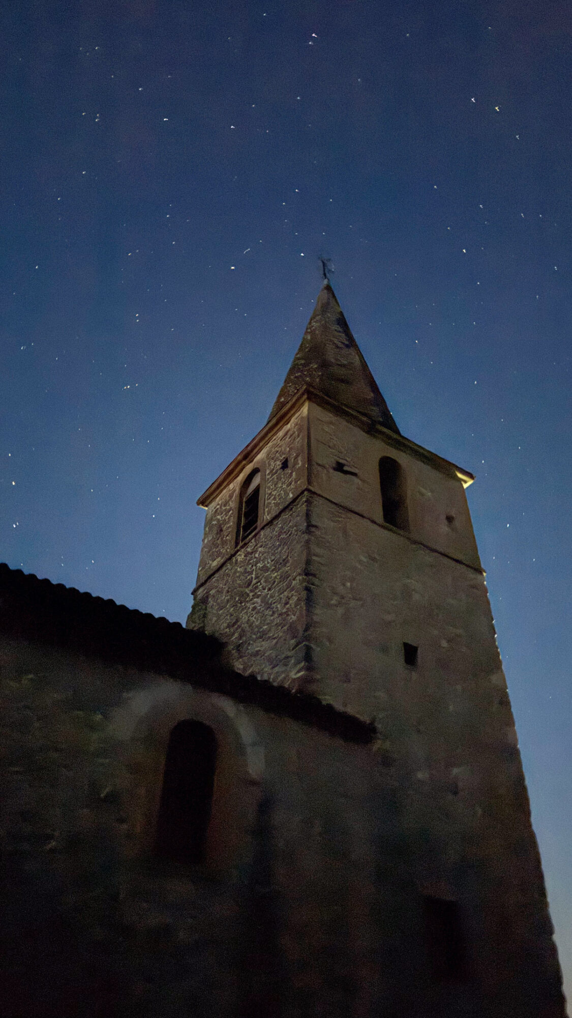 Clocher d’église sous un ciel étoilé, Office de Tourisme Cœur de Garonne