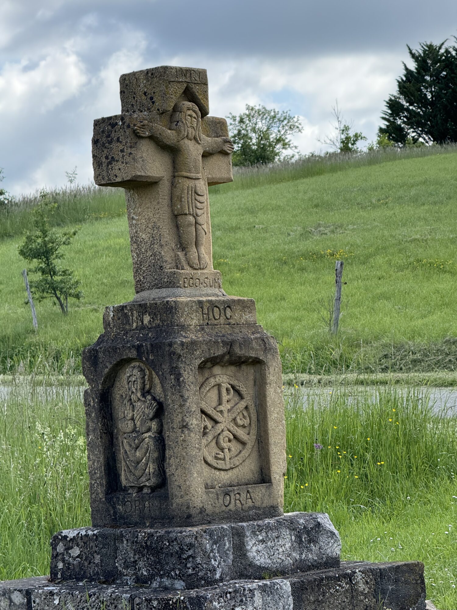 Croix de pierre sculptée avec Christ, Office de Tourisme Cœur de Garonne