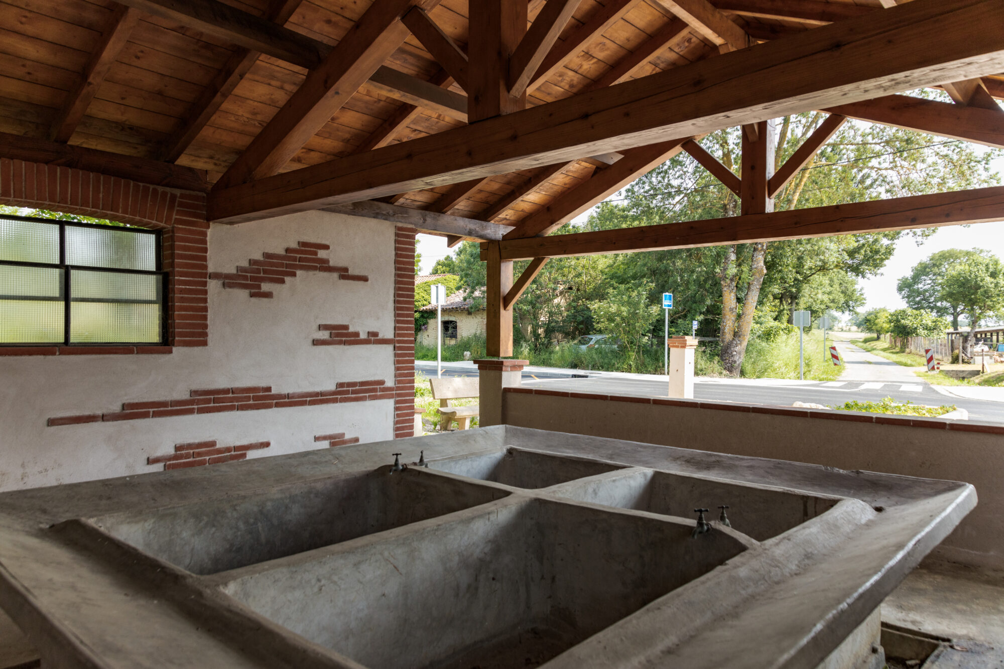Lavoir couvert en béton et charpente bois, Cœur de Garonne