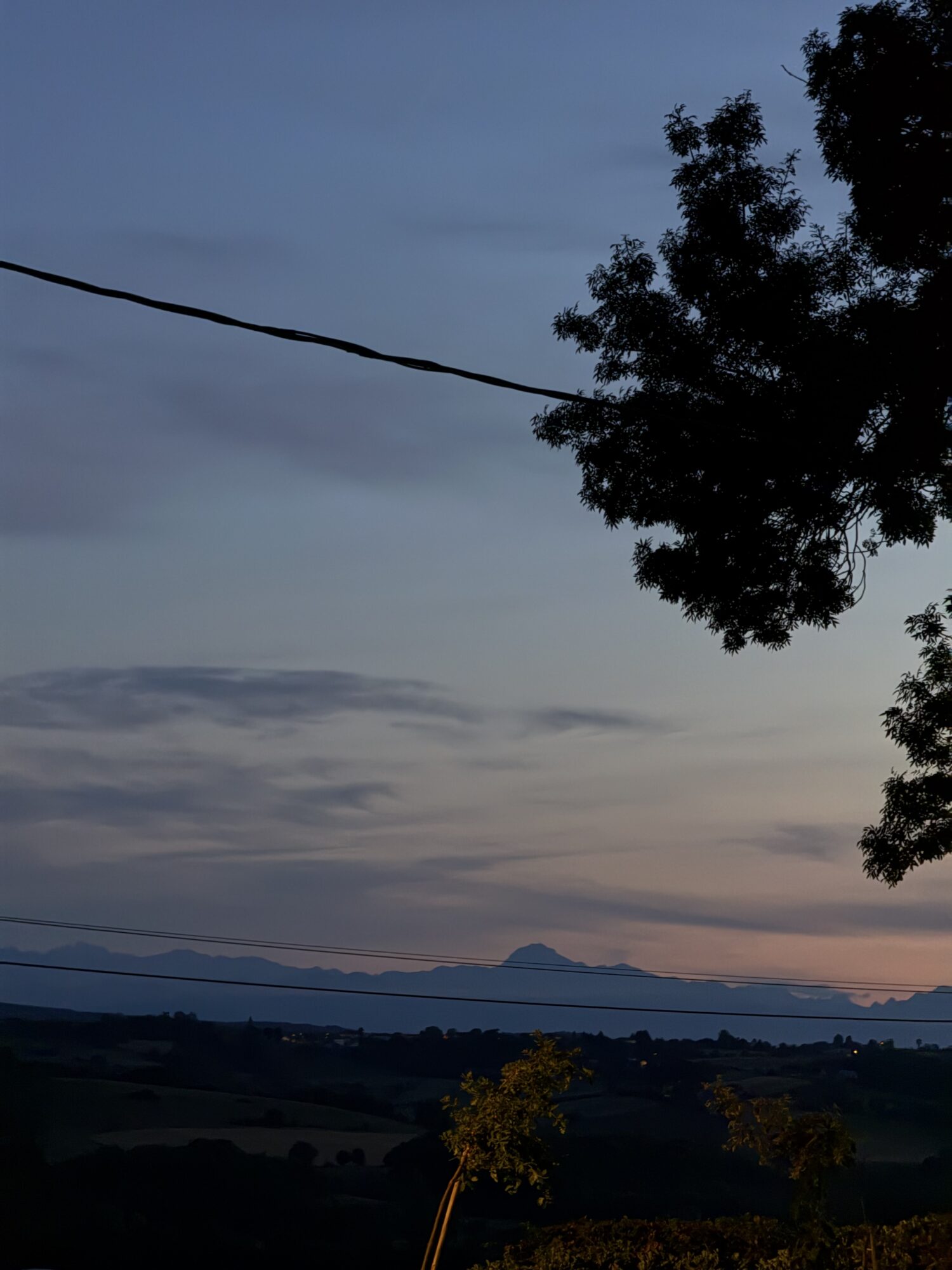 Vue sur les Pyrénées au crépuscule depuis Cœur de Garonne